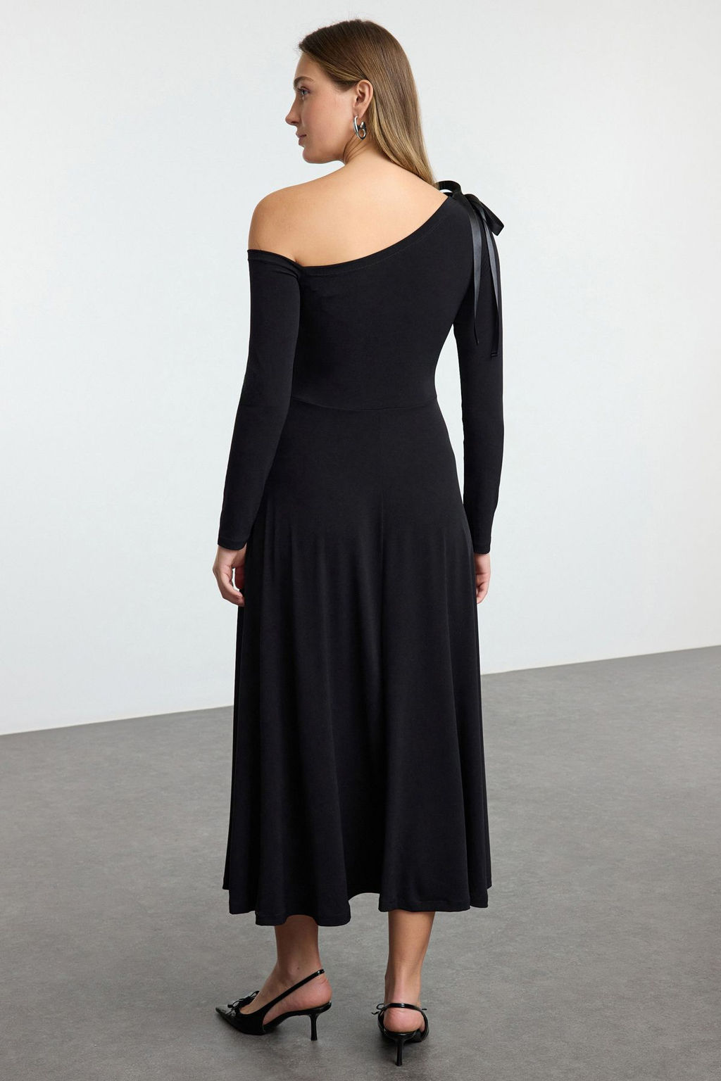 TRENDYOLMILLA Siyah Fiyonk Detayl? Kusakl? Skater Midi Orme Elbise TWOAW25EL00532  фото 5