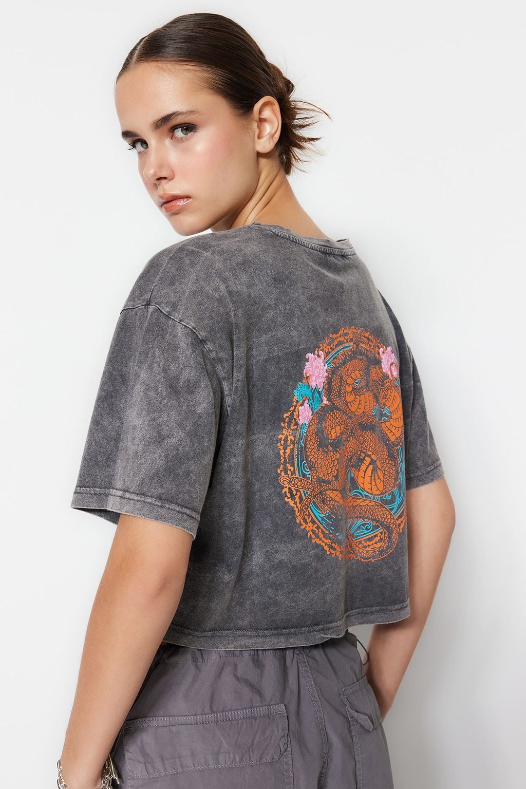 TRENDYOLMILLA Antrasit %100 Pamuk Soluk Efektli S?rt Bask?l? Relaxed Crop Orme T-Shirt TWOSS23TS00116  фото 9