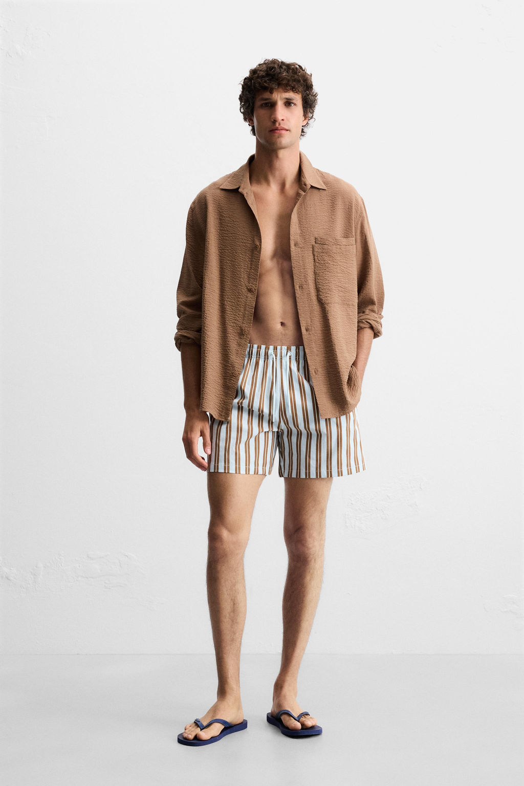 STRIPED MID-LENGTH SWIMMING TRUNKS