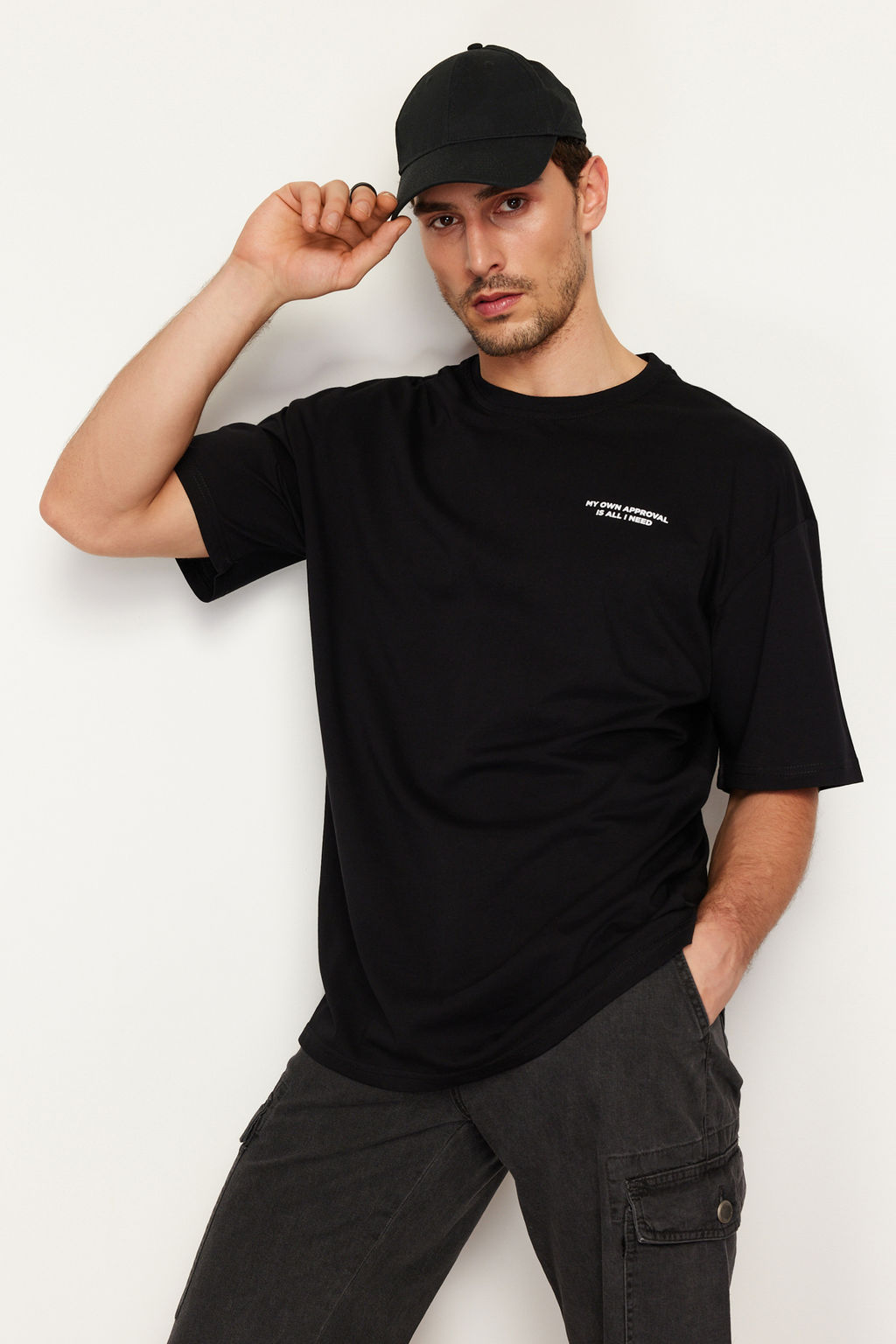 TRENDYOL MAN Siyah Oversize/Genis Kesim Yaz? Bask?l? %100 Pamuklu T-Shirt TMNSS24TS00014 - Trendyolmilla фото 3