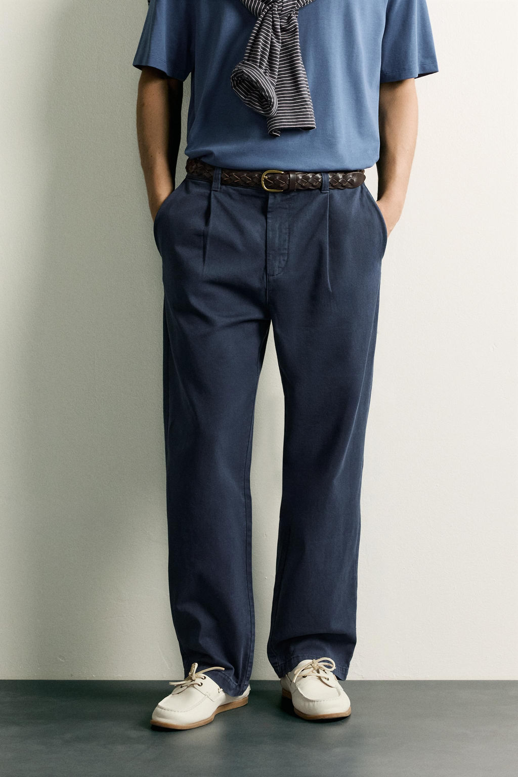 PANTAL?N CHINO STRAIGHT FIT PLIEGUES / Marino