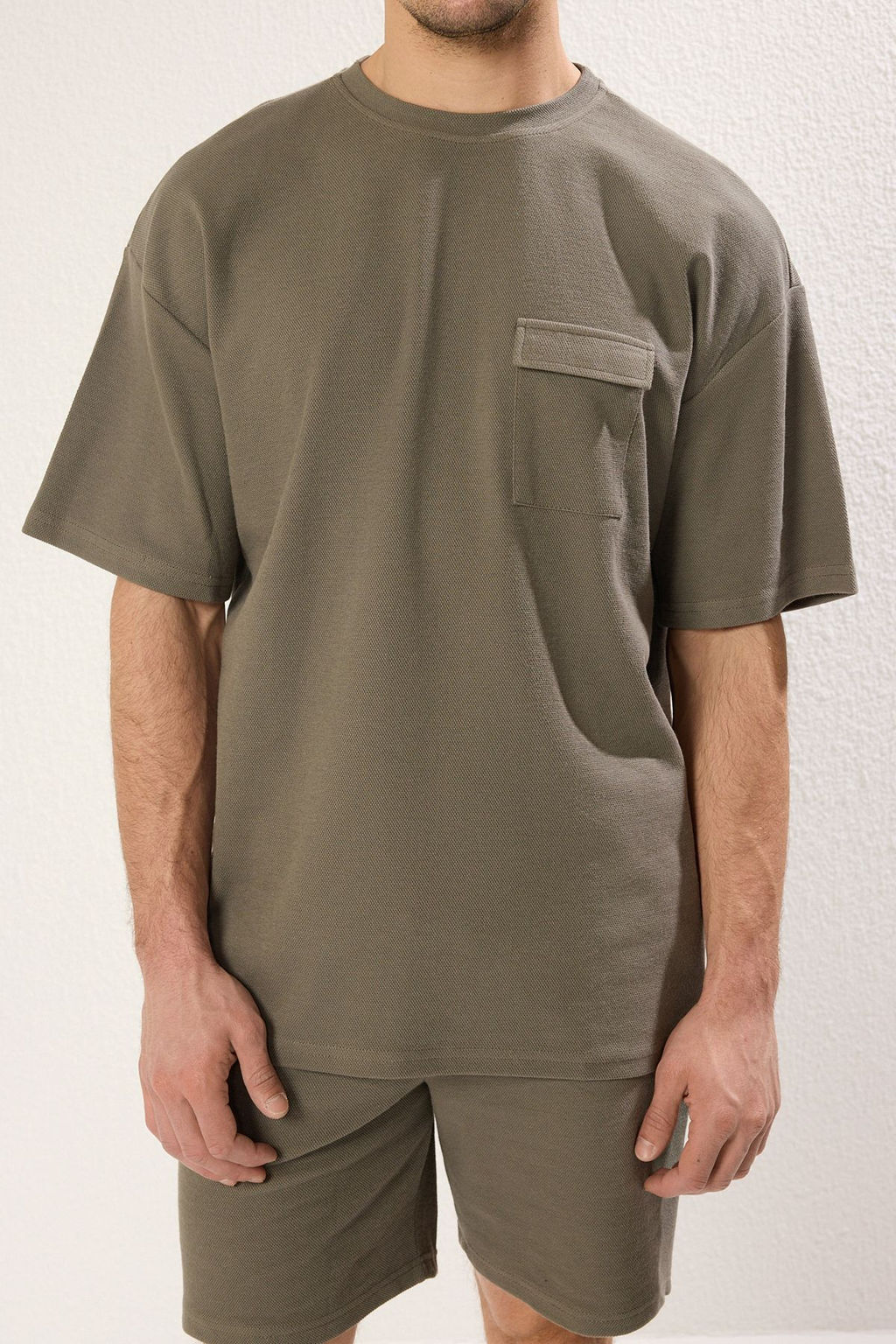 Haki Oversize/Genis Kesim Dokulu Cep Detayl? K?sa Kol T-shirt TMNSS25TS00061