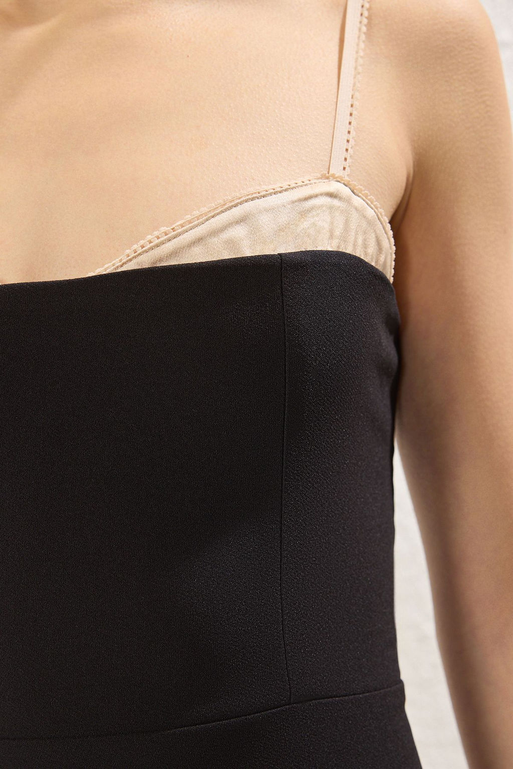 Siyah Vucuda Oturan Straplez Dokuma K?sa S?k S?k Abiye Gece Mezuiyet Elbisesi TPRSS25EL00233 - Trendyolmilla фото 3