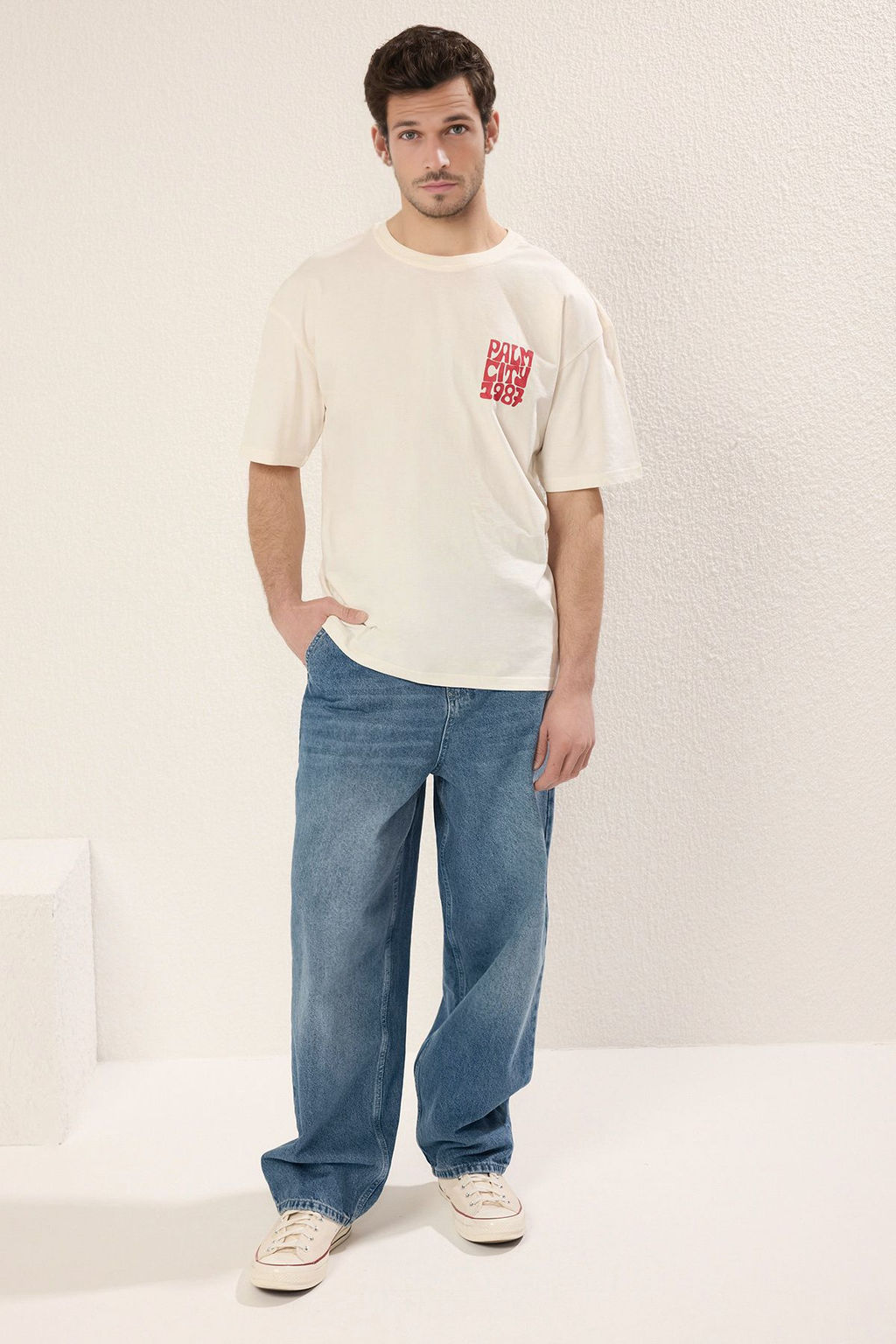 TRENDYOL MAN Siyah Oversize/Genis Kesim Bisiklet Yaka Kabar?k S?rt Bask?l? T-Shirt TMNSS25TS00044