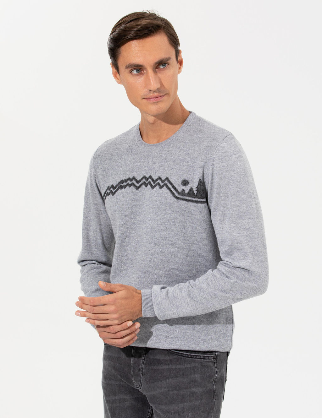 Серый зауженный трикотаж с круглым вырезом