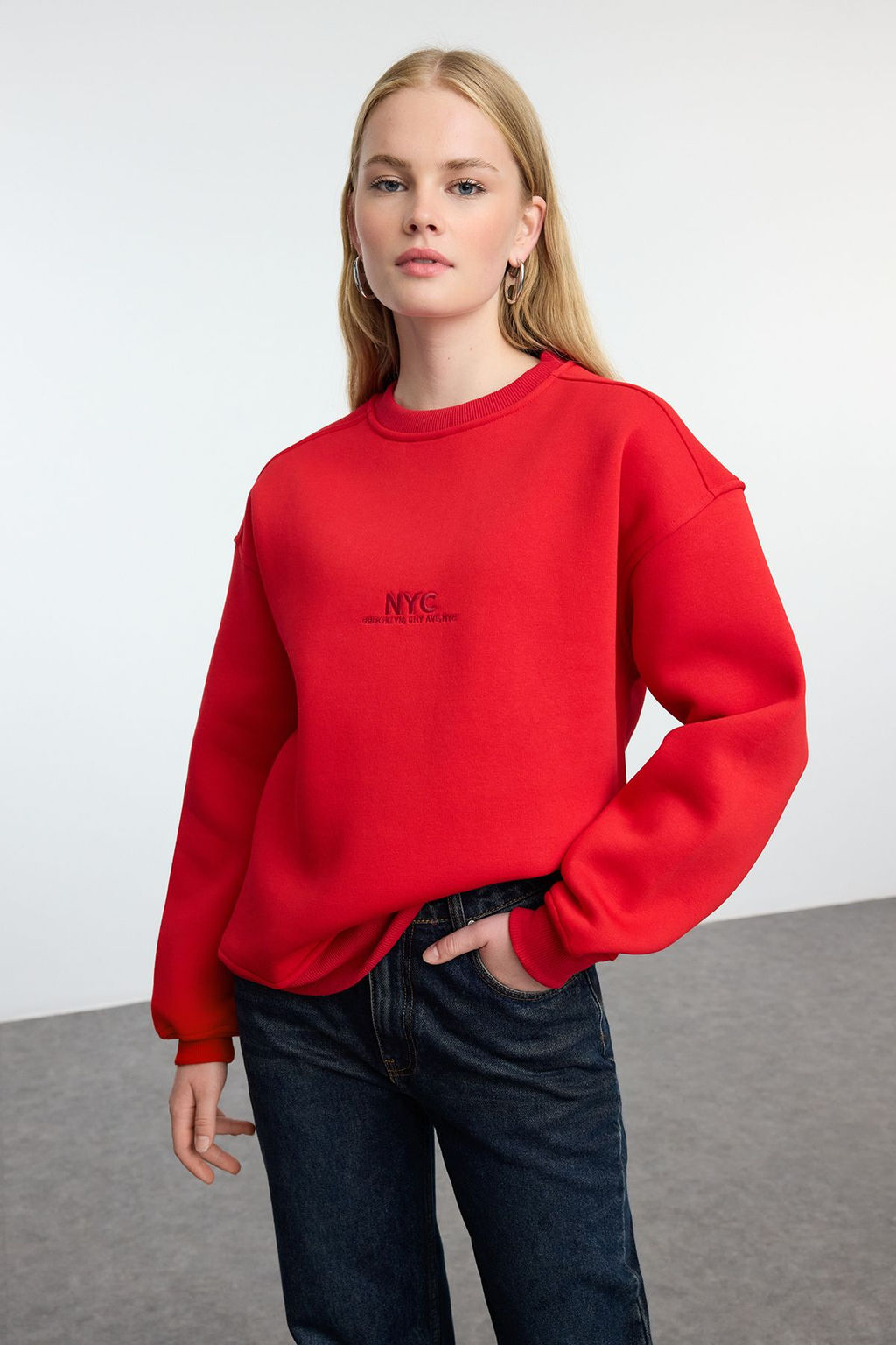 TRENDYOLMILLA K?rm?z? Slogan Nak?sl? Oversize Kal?p Kal?n Ici Polarl? Orme Sweatshirt TWOAW25SW00148  фото 2