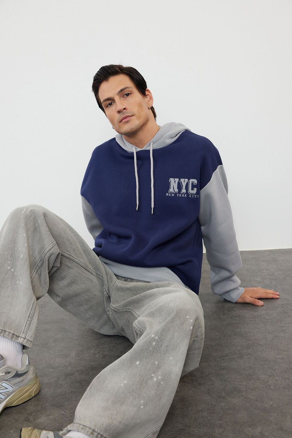 TRENDYOL MAN Ekru Oversize/Genis Kesim Renk Bloklu Sehir Nak?sl? Ici Polar Kapusonlu Sweatshirt TMNAW25SW00028 - Trendyolmilla фото 9