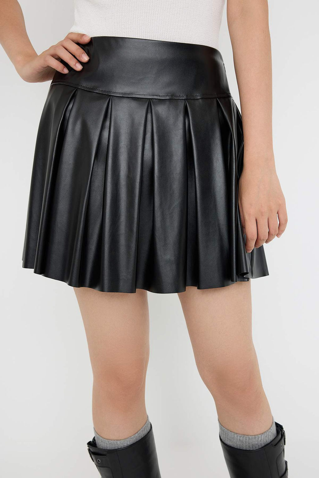 Teen Siyah Piliseli Suni Deri Dokuma Mini Etek TWOAW26ET00040