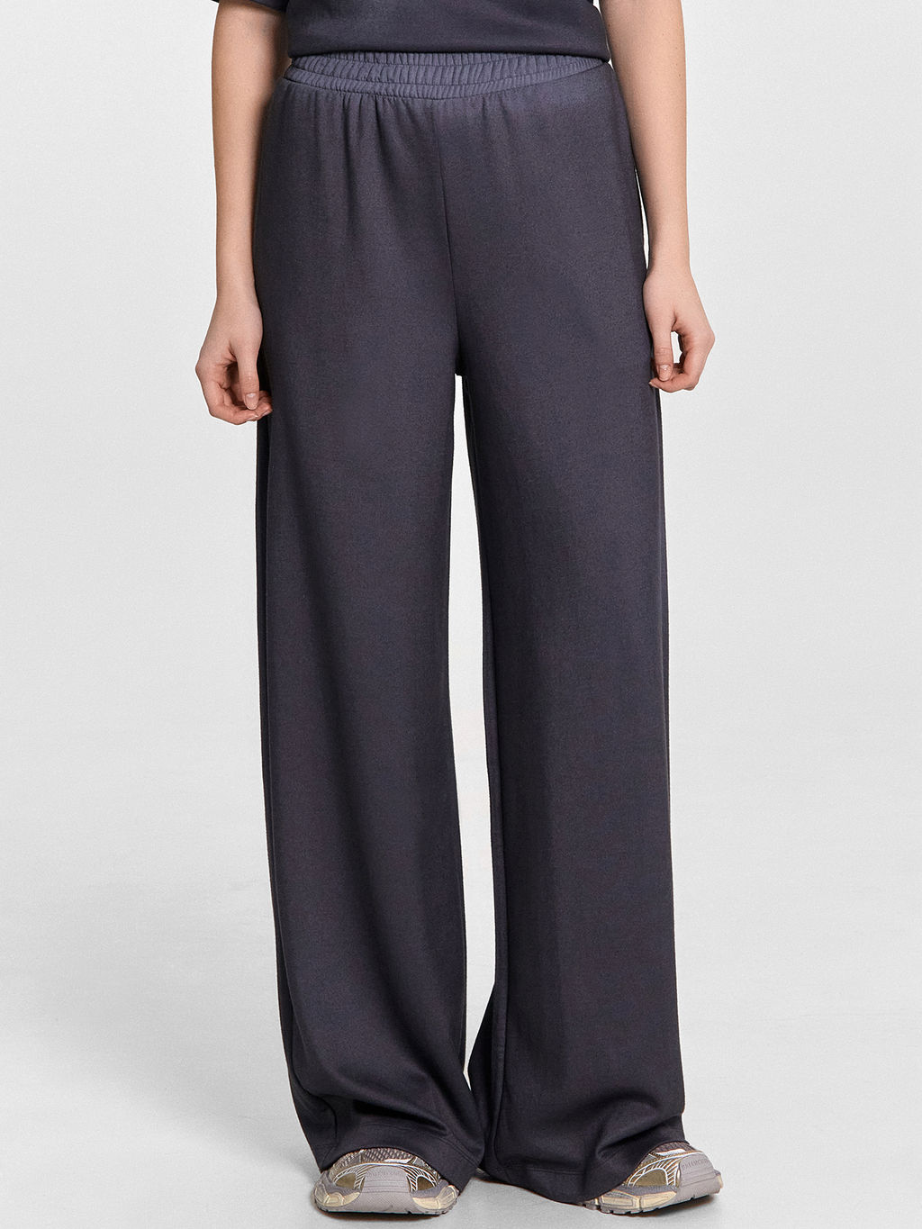 Комплект женский графитовый: брюки и футболка графит 192532