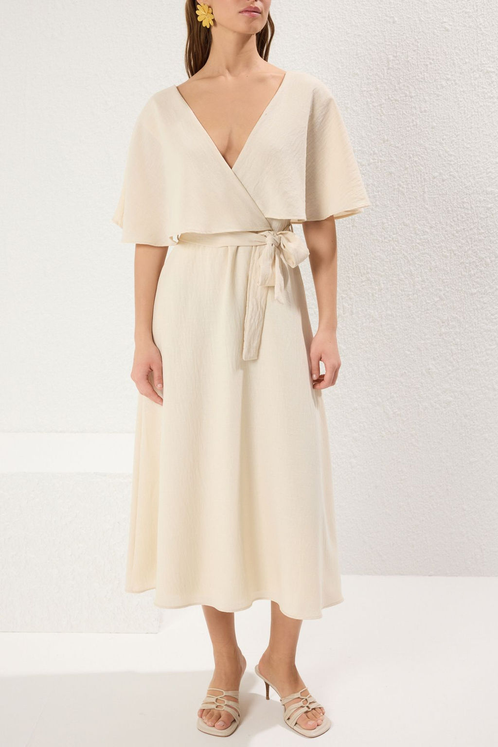 TRENDYOLMILLA Bej A Kesim Kruvaze Yaka Pelerinli Midi Keten Gorunumlu Dokuma Elbise TWOSS25EL00124 фото 8