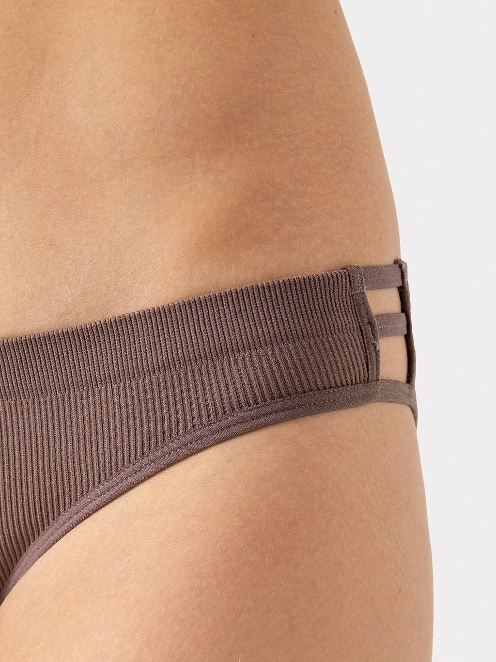 Цена за 2 штуки! Трусы женские слип-бикини в бежевом цвете тауп 412718 - Mark formelle фото 5