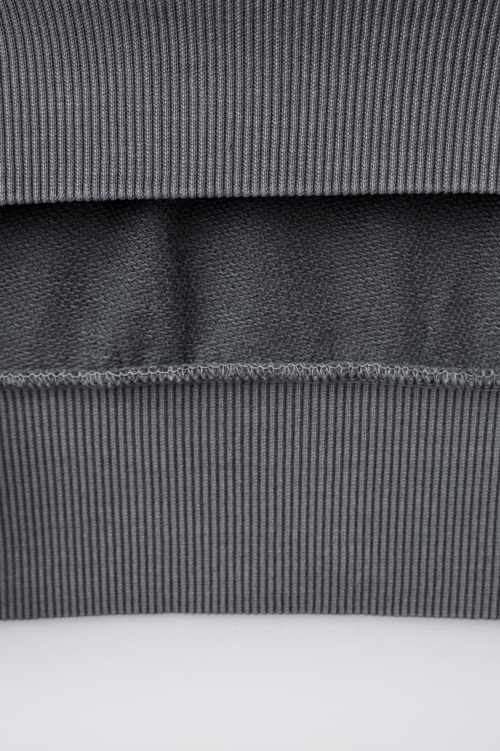 CONJUNTO SUDADERA MANGA CORTA Y BERMUDA CARGO / Gris antracita