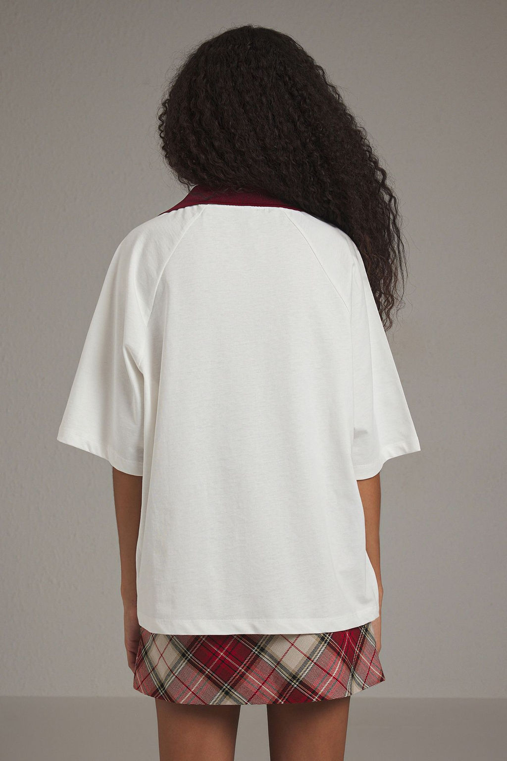 TRENDYOLMILLA Ekru Triko Bant Detayl? Nak?sl? Overize/Genis Kal?p Orme T-Shirt TWOSS25TS00100 фото 4