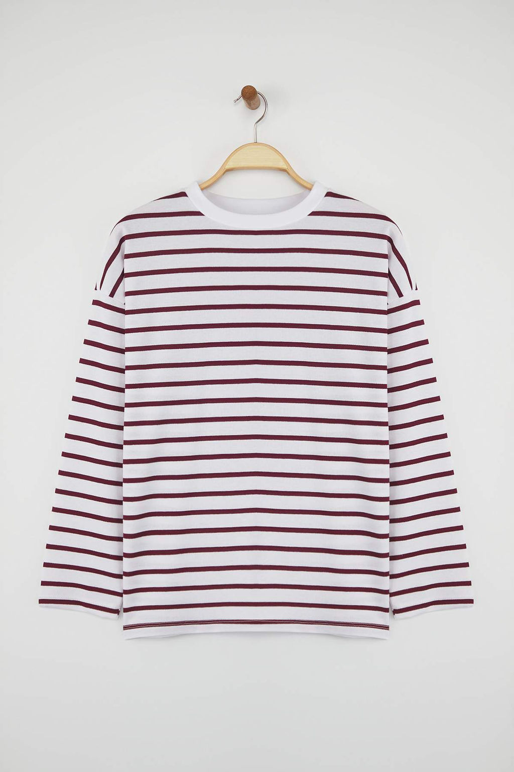 Ekru Cizgili Oversize/Genis Kesim Bisiklet Yaka Ince Orme Sweatshirt TWOAW23SW00326