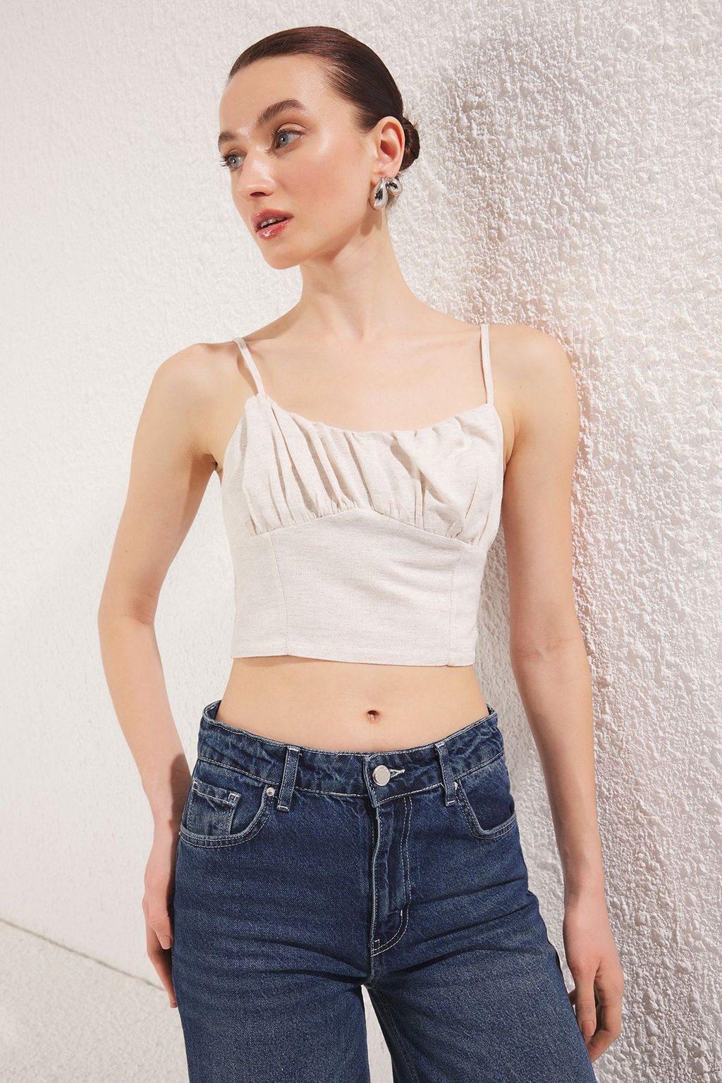 Bej Keten Icerikli Ince Ask?l? Crop Buzgulu Dokuma Bluz TWOSS25BZ00248 - Trendyolmilla фото 3