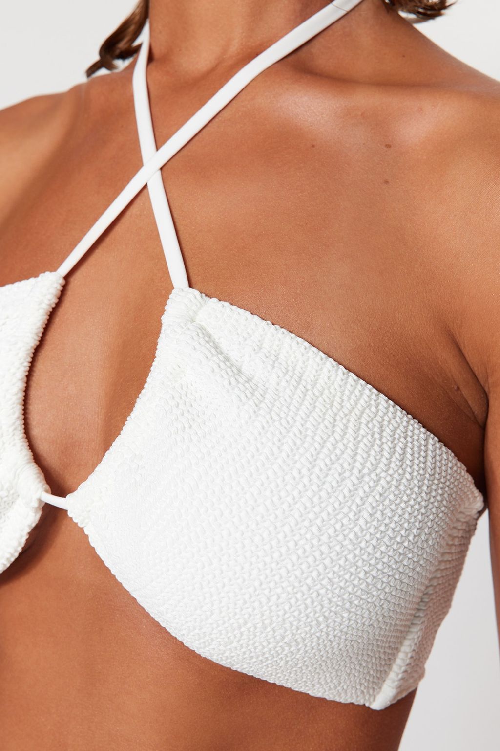TRENDYOLMILLA Beyaz Straplez Cut Out/Pencereli Dokulu Bikini Ustu TBESS23BU00247  фото 5