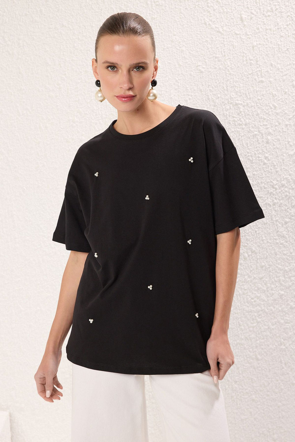 TRENDYOLMILLA Siyah Inci Tas Detayl? Oversize/Genis Kal?p Orme T-Shirt TWOSS25TS00174