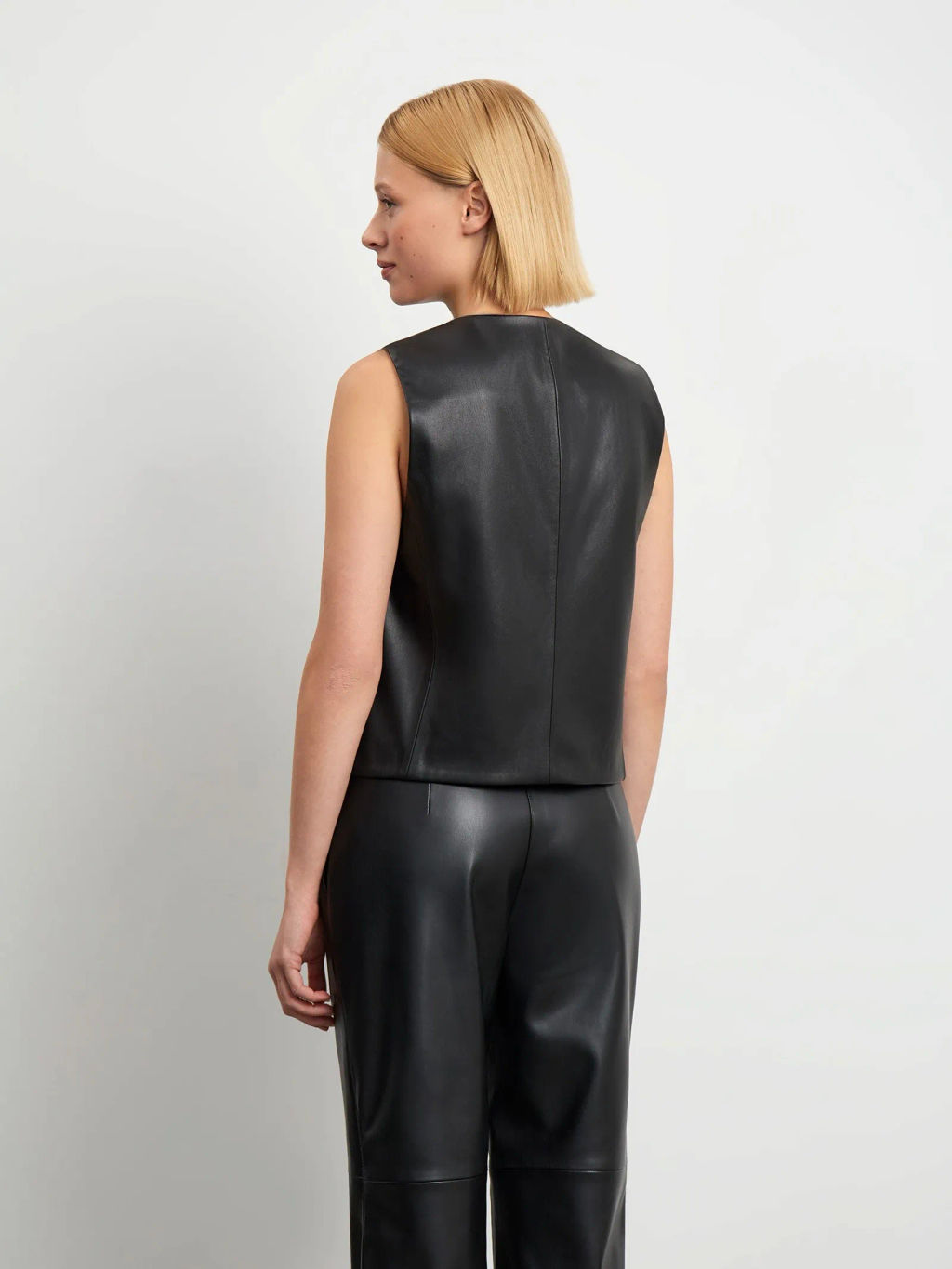 Жилет из экокожи - Emka фото 4