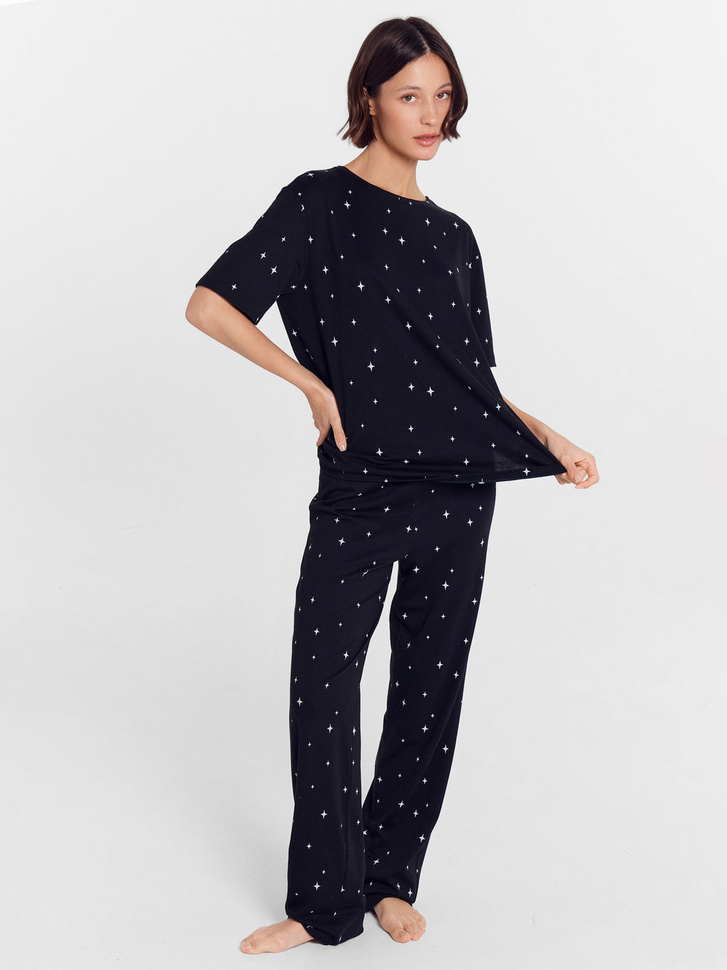 Пижама женская черная с принтом звезды звездная россыпь на черном 592559