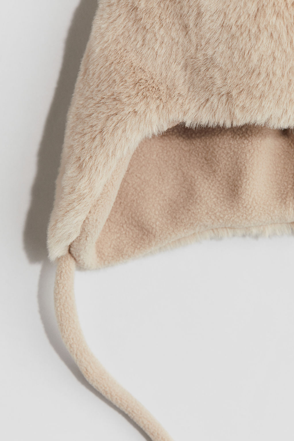 Gorro beanie con orejeras y forro polar