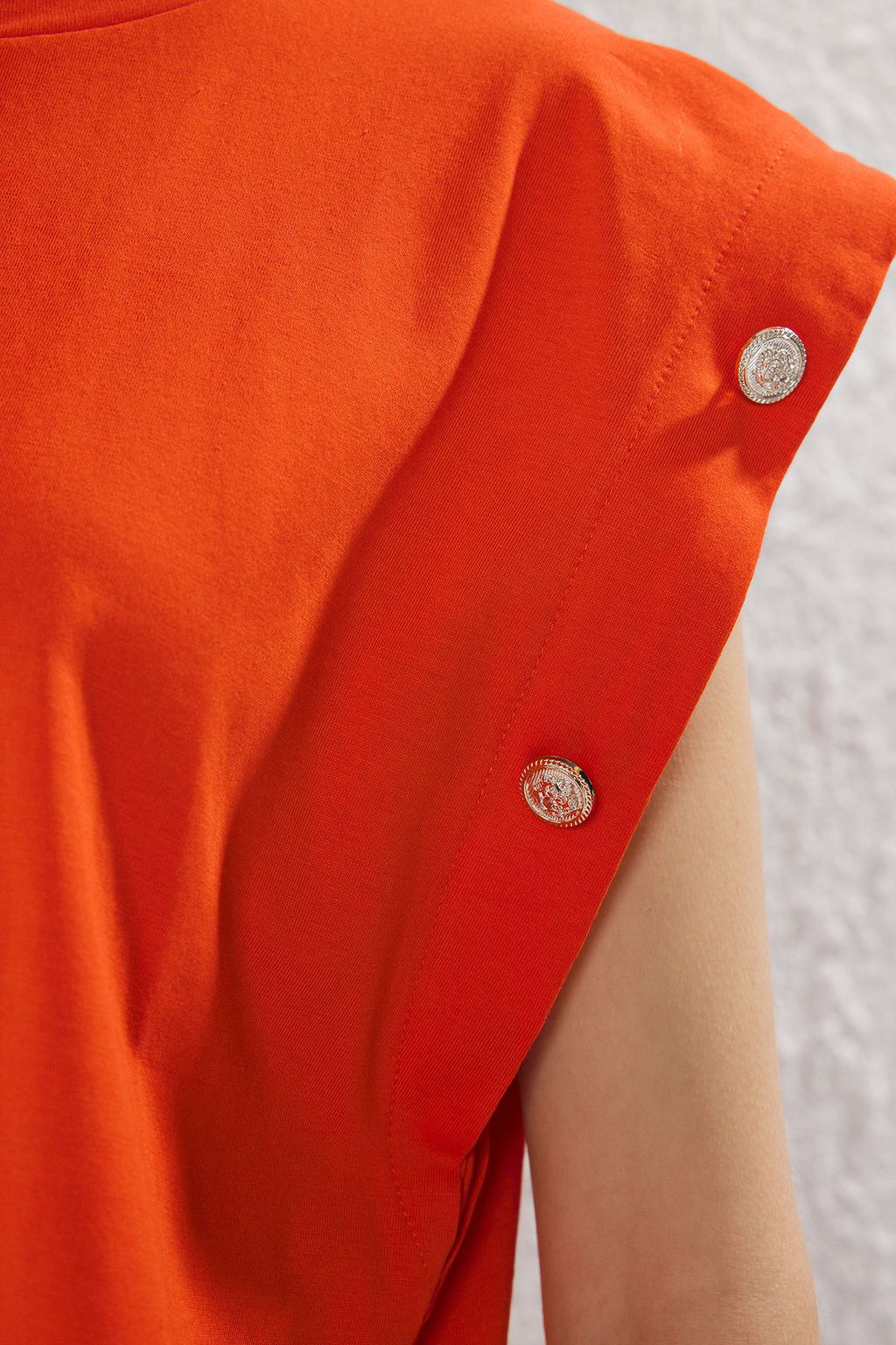 Turuncu %100 Pamuk Z?mba Detayl? Vatka Gorunumlu Relaxed Bisiklet Yaka Orme T-Shirt TWOSS23TS00016