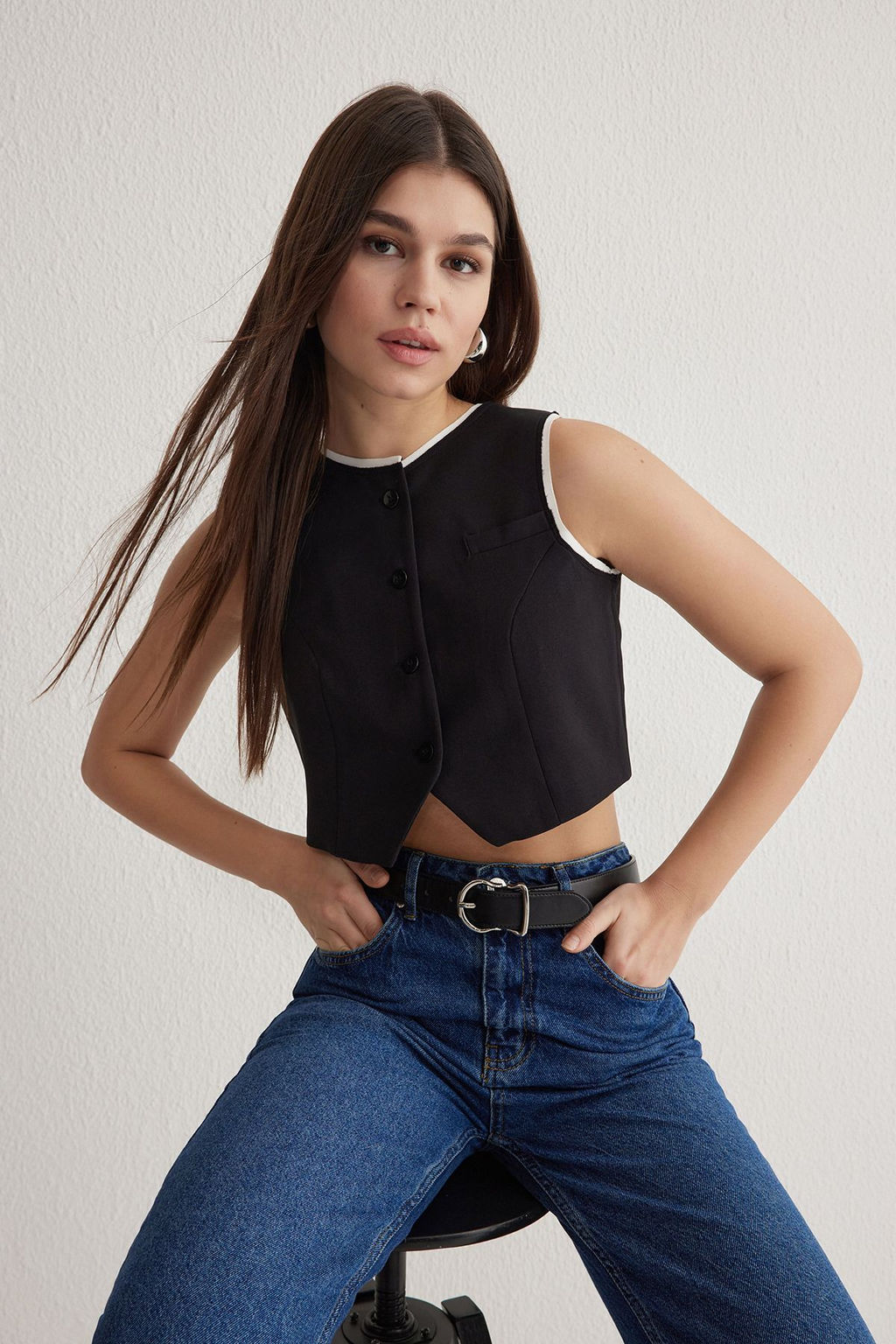 TRENDYOLMILLA Siyah Fitted Beyaz Pis Dikis Detayl? Dokuma Yelek TWOSS25YE00052 фото 2