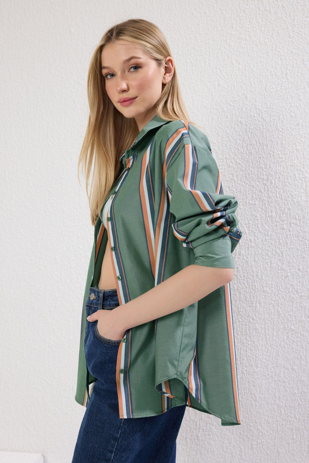 TRENDYOLMILLA Haki Cizgili Pamuklu Oversize Genis Kal?p Gomlek TWOSS25GO00112  фото 2
