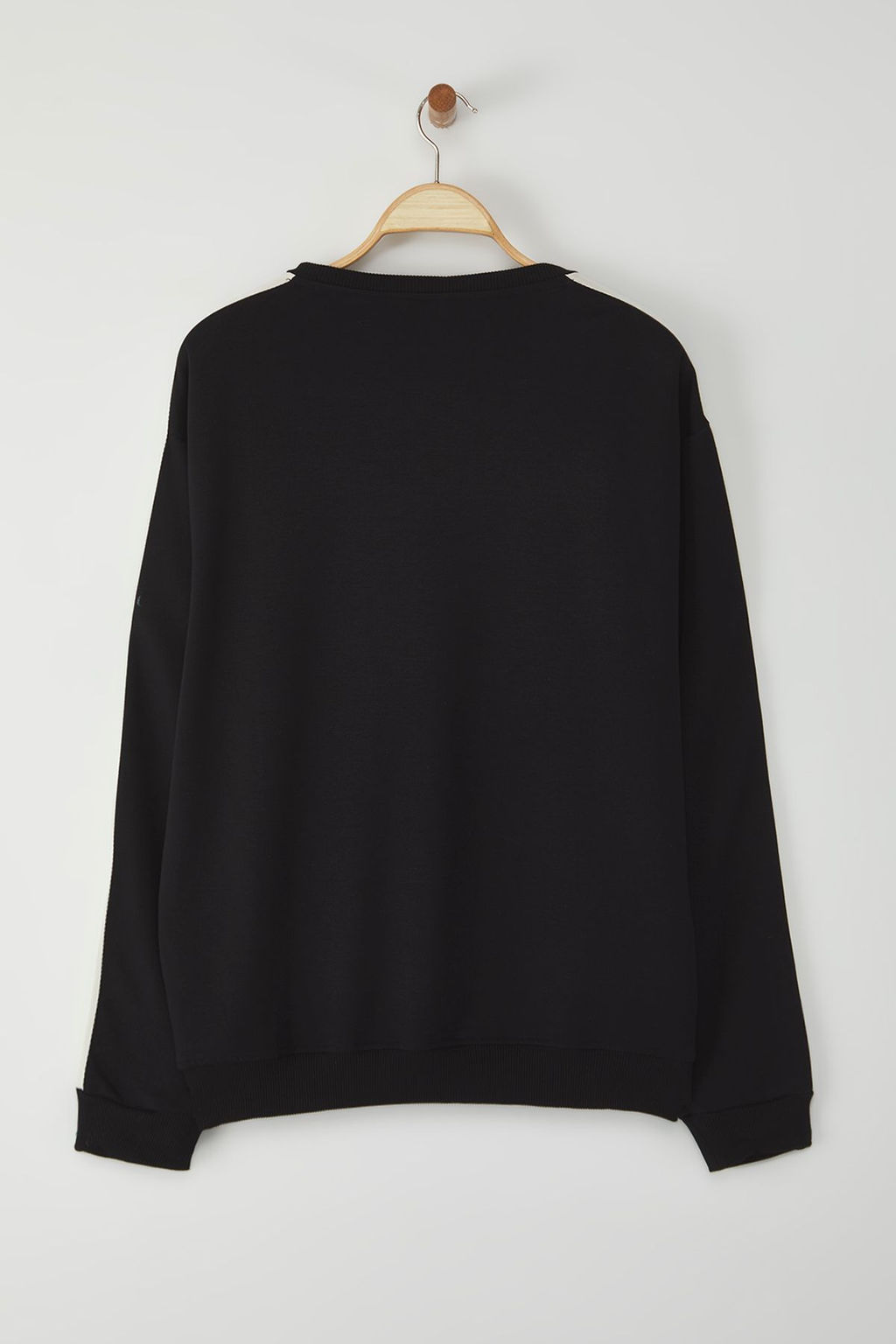 TRENDYOL MAN Siyah More Sustainable Oversize/Genis Kesim V Yaka Yaz? Bask?l? Sweatshirt TMNAW25SW00208 - Trendyolmilla фото 2