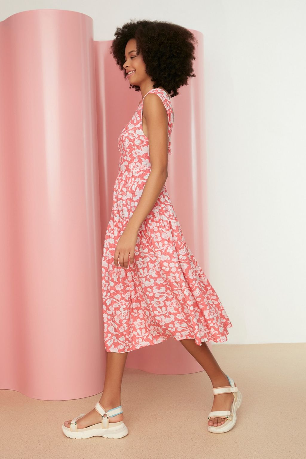 TRENDYOLMILLA Mavi Skater/Belden Ac?lan S?rt Detayl? Cicek Desenli Midi Dokuma Elbise TWOSS21EL0709 фото 27