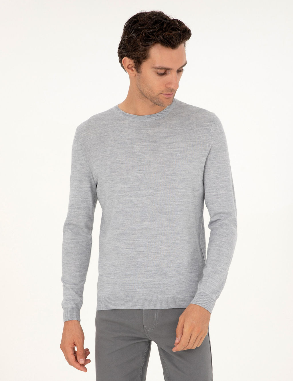 Светло-серый базовый трикотажный свитер из смесовой шерсти приталенного кроя с круглым вырезом