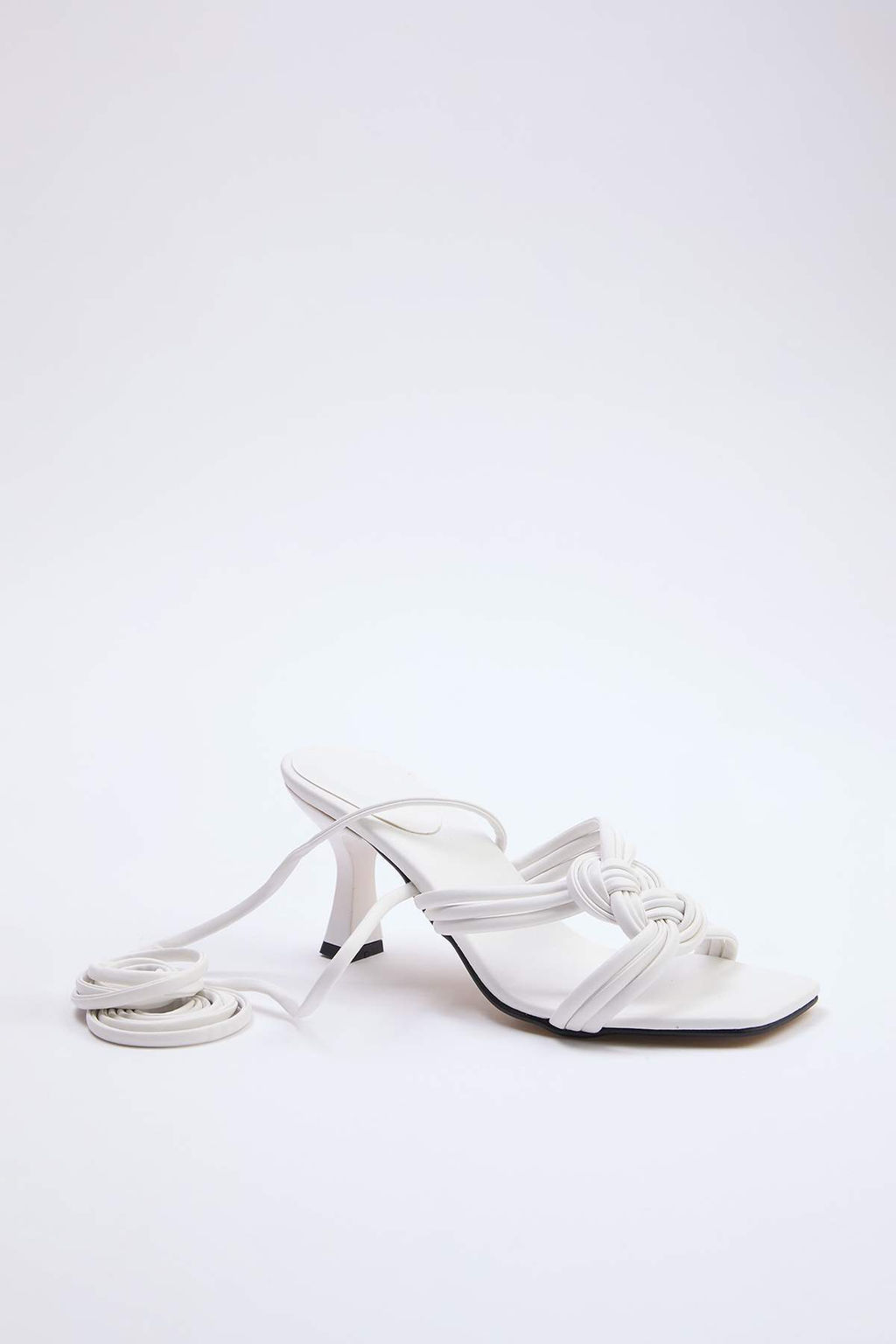 Beyaz Baglama Detayl? 7,5 cm Kad?n Klasik Topuklu Ayakkab? TAKSS26TO00046