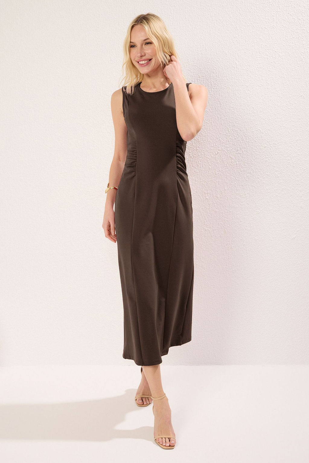 TRENDYOLMILLA Kahverengi Buzgu/Drape Detayl? Bodycone/Vucuda Oturan Ay Kol Midi Orme Elbise TWOSS25EL00229