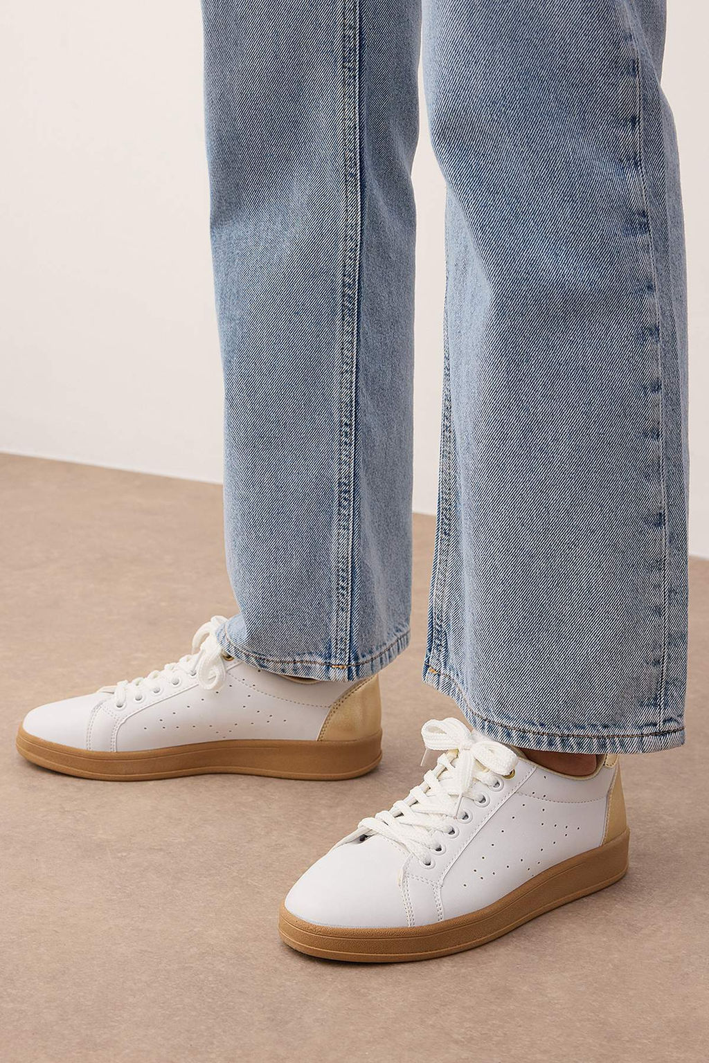 Beyaz Metalik Gold Retro Mikro Delik Desenli Bagc?kl? Kad?n Spor Ayakkab? TAKAW26SN00014 - Trendyolmilla фото 4