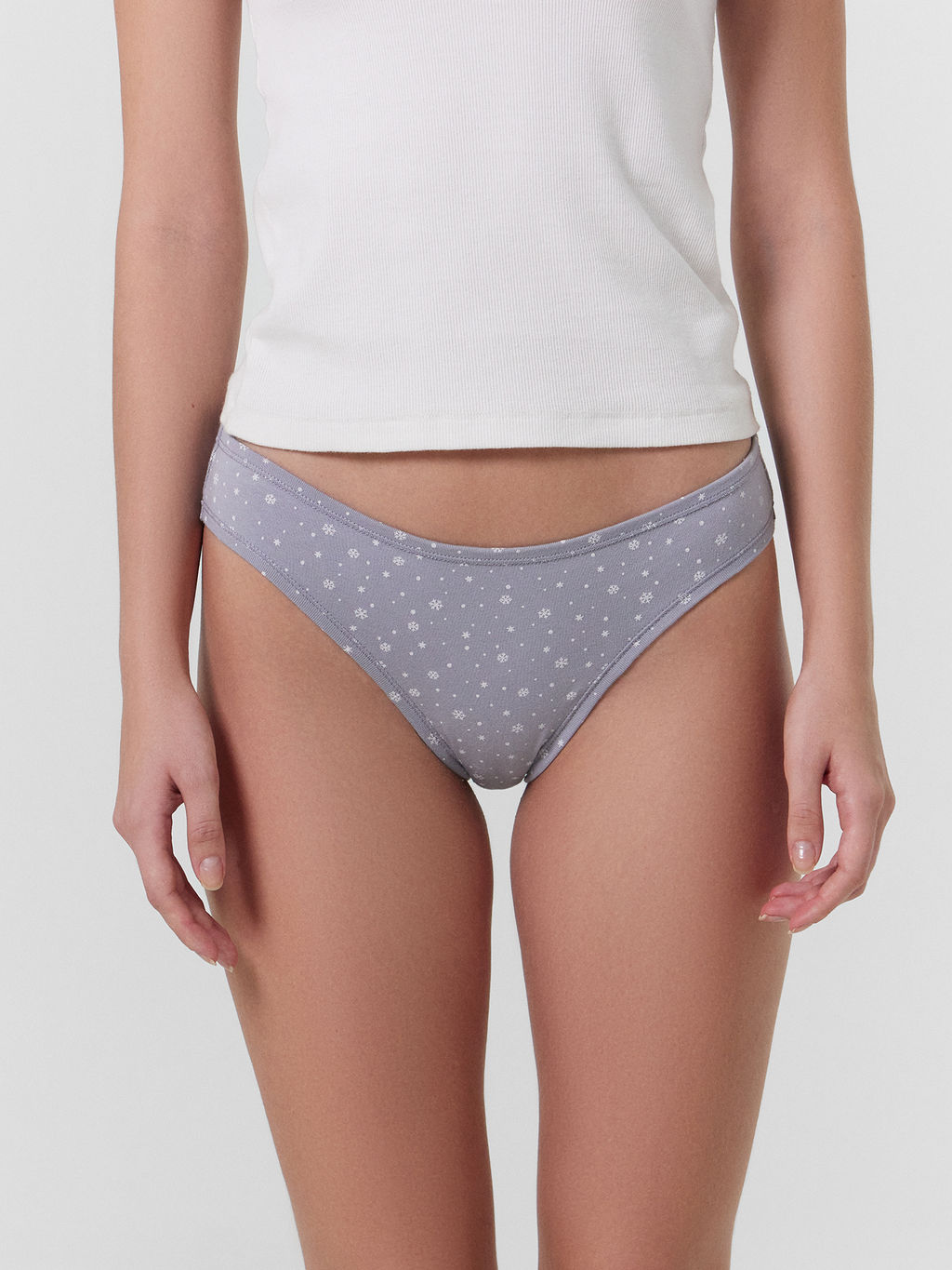 Цена за 2 штуки! Трусы женские слипы серые со снежинками снежинки на сером 412457 - Mark formelle фото 2