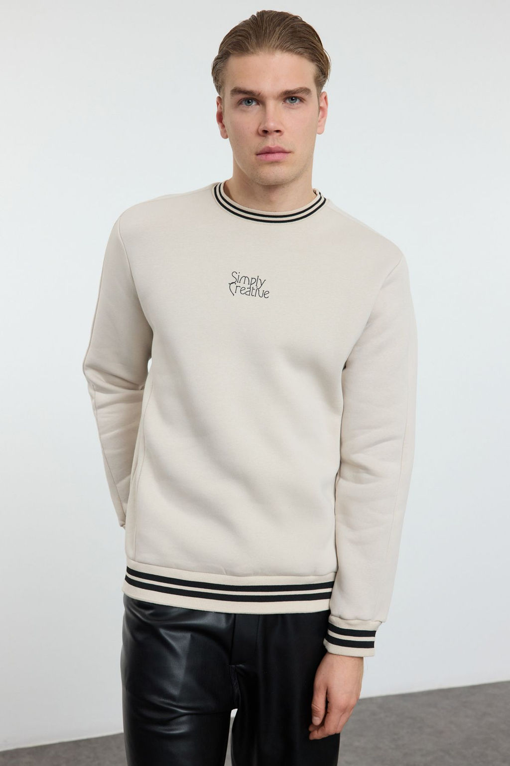 TRENDYOL MAN Ekru Regular/Normal Kesim Yaka Triko Bant Detayl? Yaz? Bask?l? Sweatshirt TMNAW25SW00108 - Trendyolmilla фото 2
