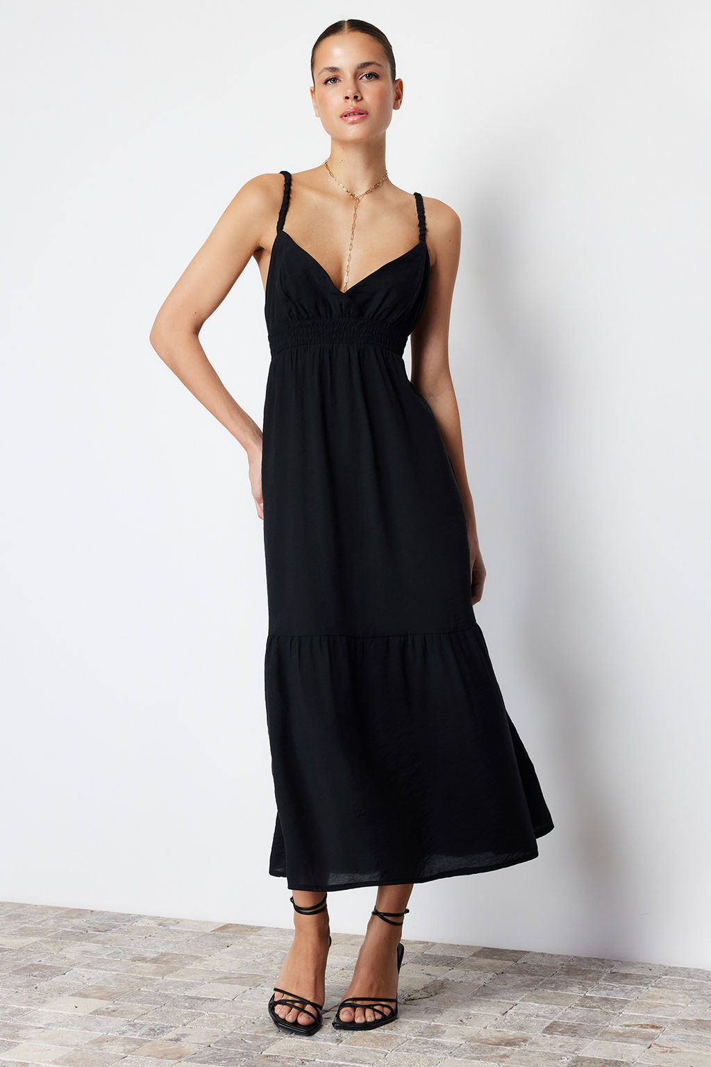 TRENDYOLMILLA Siyah Belden Ac?lan Ask?l? Midi Dokuma Elbise TWOSS24EL00340