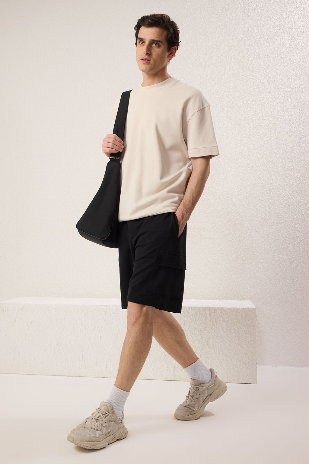 TRENDYOL MAN Siyah Oversize/Genis Kesim Gizli Kordonlu Lastik Belli Kargo Cepli Etiketli Sort TMNSS24SR00018 - Trendyolmilla фото 2