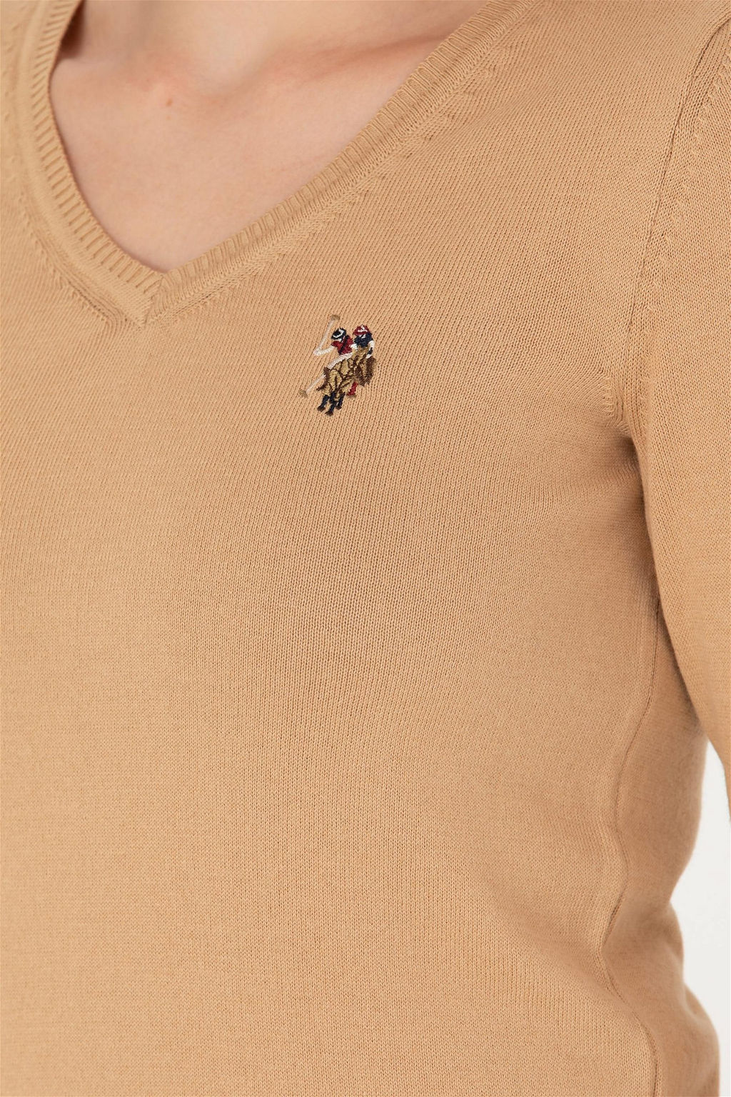 U. S. Polo Assn Женский базовый свитер песочного цвета с v-образным вырезом - U.s. polo assn фото 14