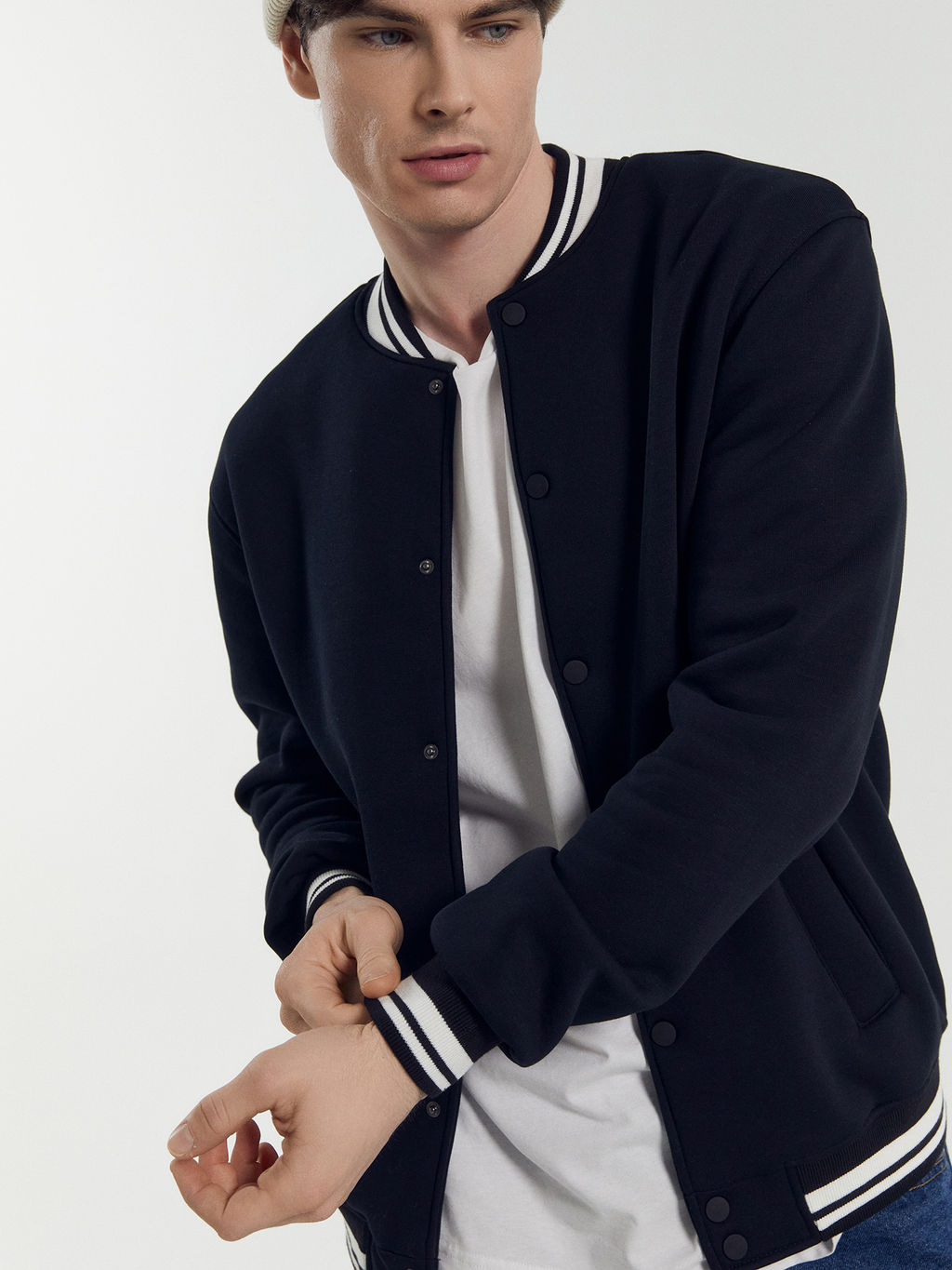 Толстовка мужская в черном цвете черный 121173/1