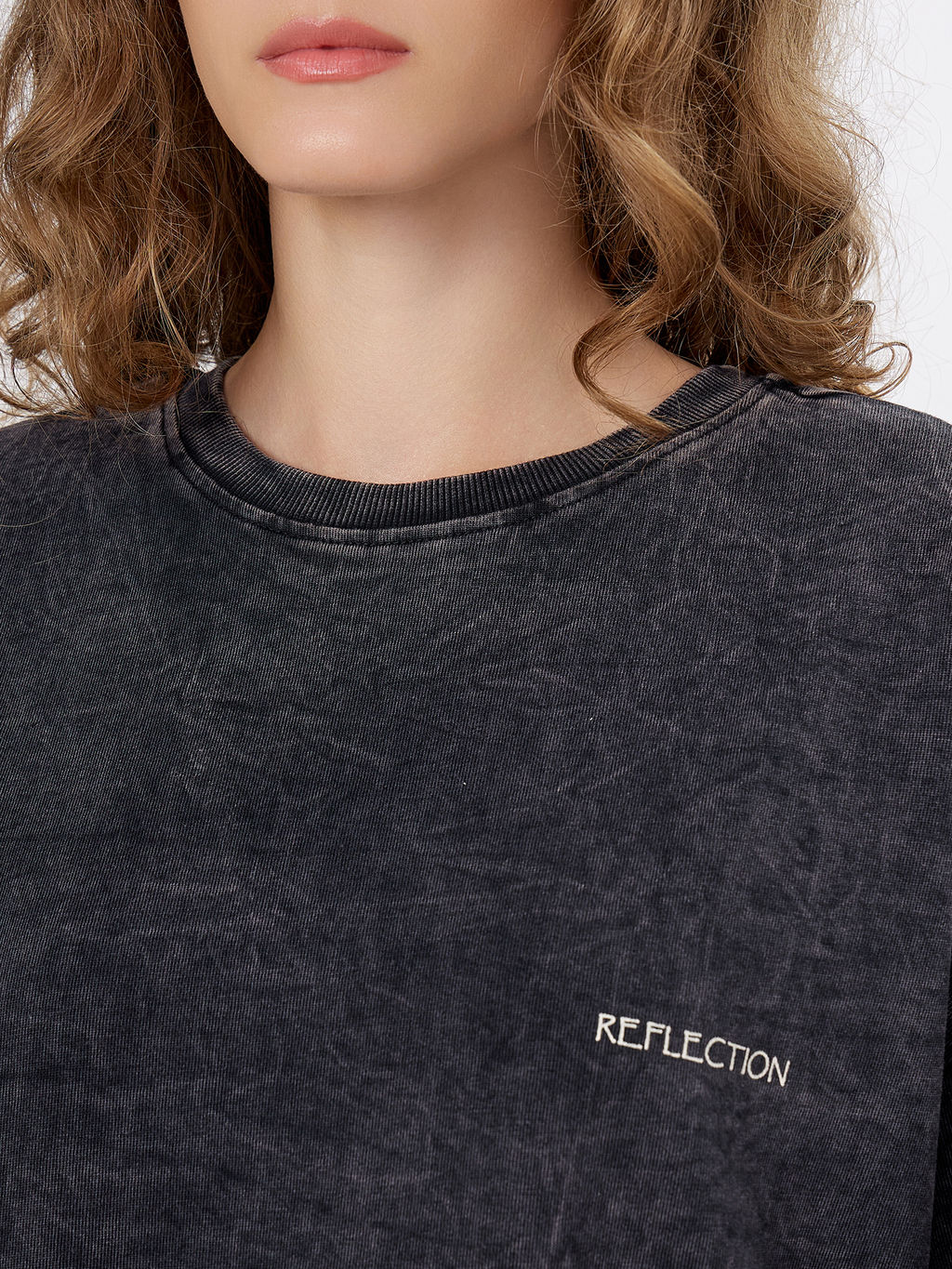 Футболка женская серая с принтом и надписью reflection - Mark formelle фото 5