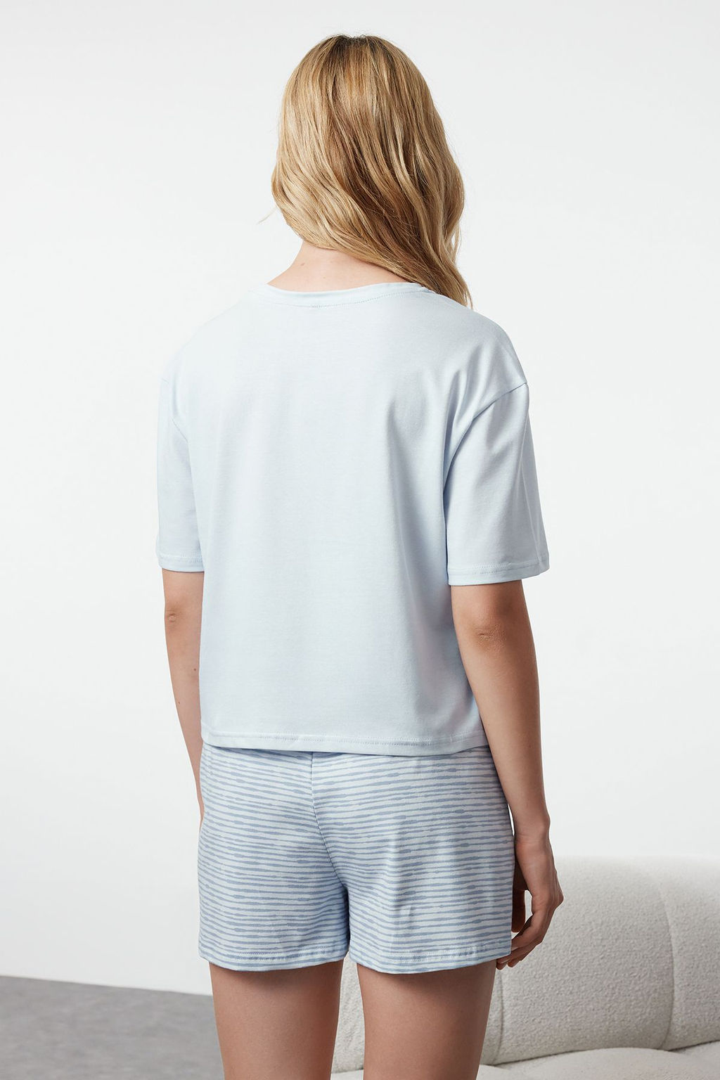 Trendyolmilla Ac?k Mavi Pamuklu Cizgili Slogan Bask?l? Sortlu Orme Pijama Tak?m? THMSS23PT00228  фото 21