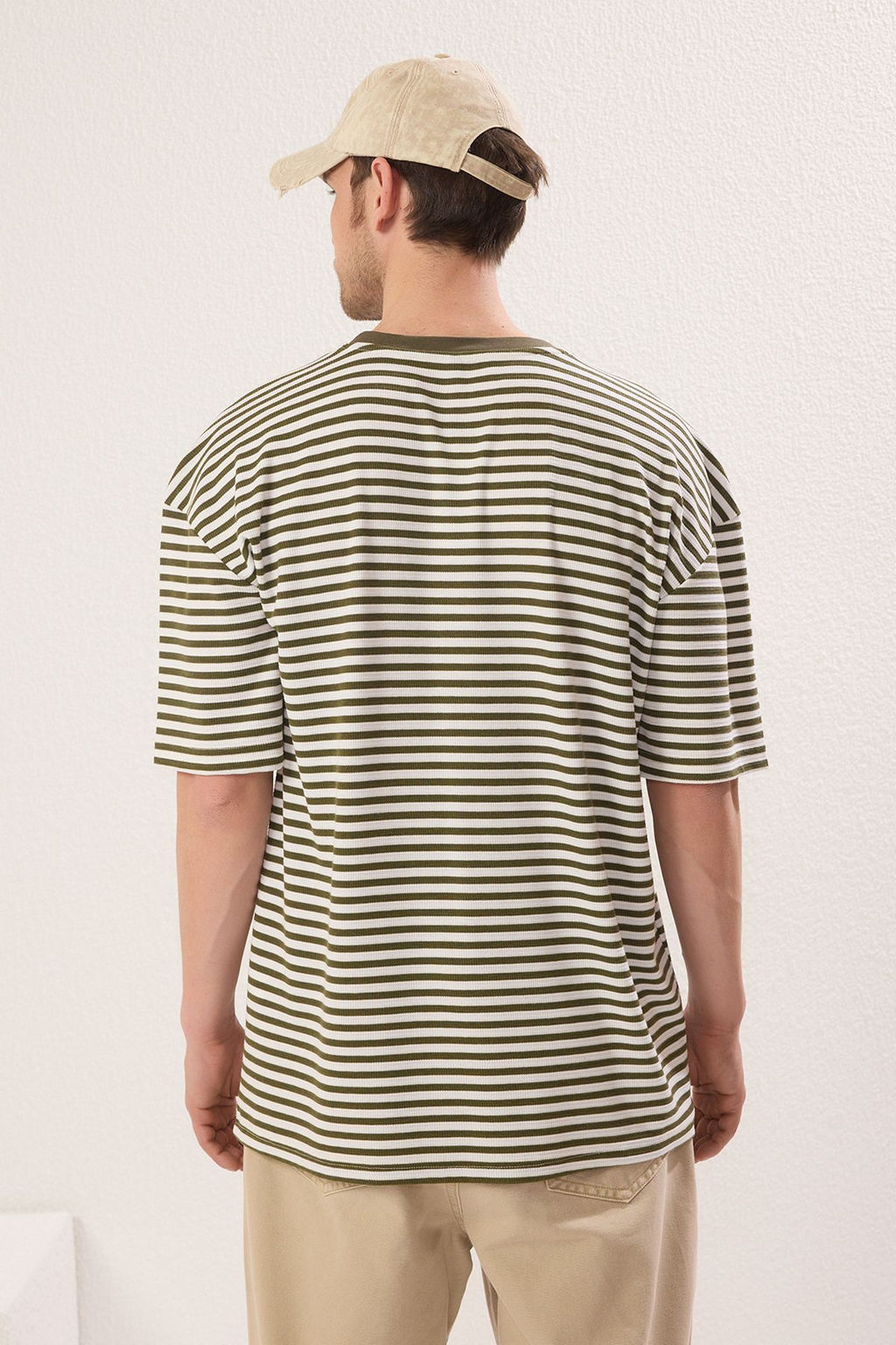 TRENDYOL MAN Haki Limited Edition Oversize/Genis Kesim T-Shirt TMNSS25TS00081