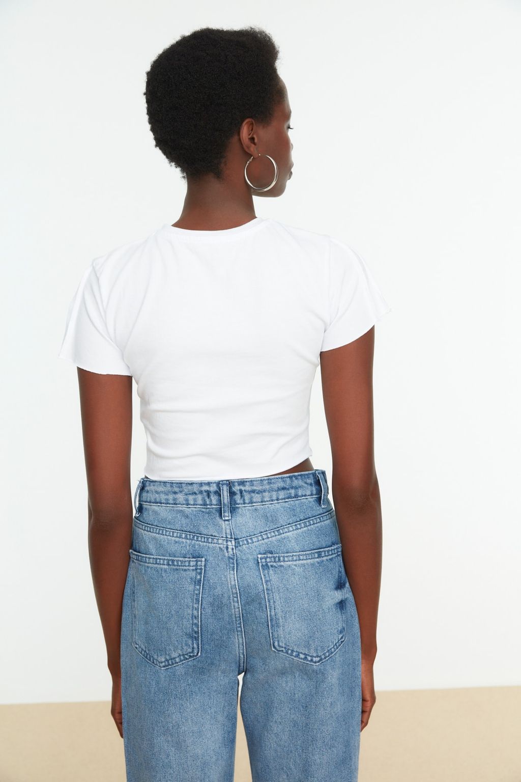 Beyaz %100 Pamuk Nervur Detayl? Fitted/Vucuda Oturan Bisiklet Yaka Orme Bluz TWOSS21BZ2050 - Trendyolmilla фото 5