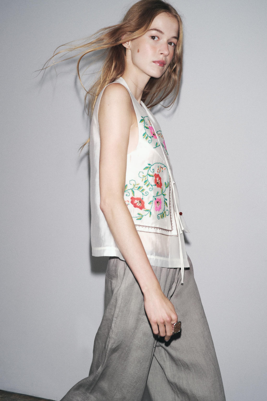 TOP WITH EMBROIDERED FLOWERS - Zara фото 3