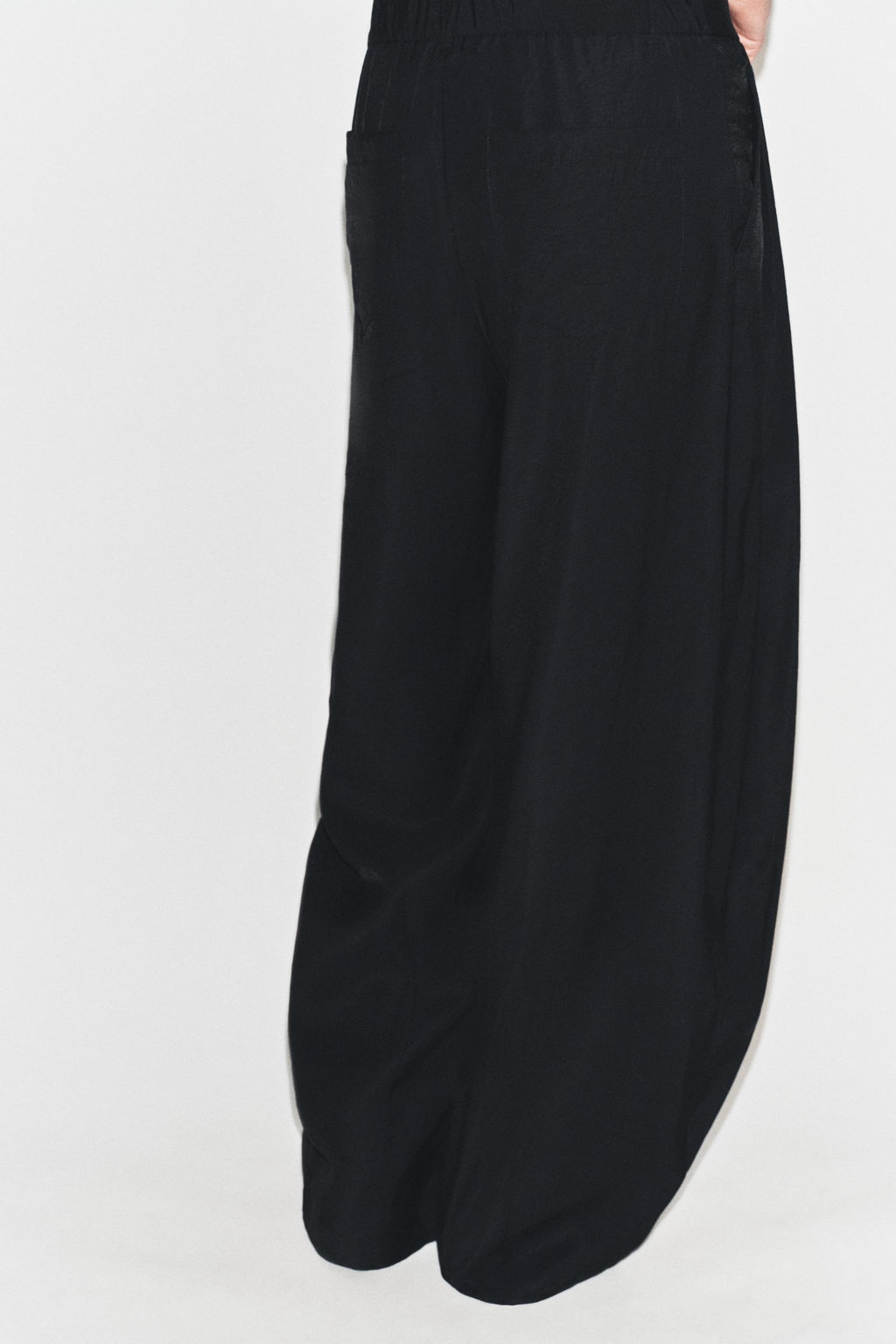 Брюки Zara Pantalon Fluido Pliegues черные