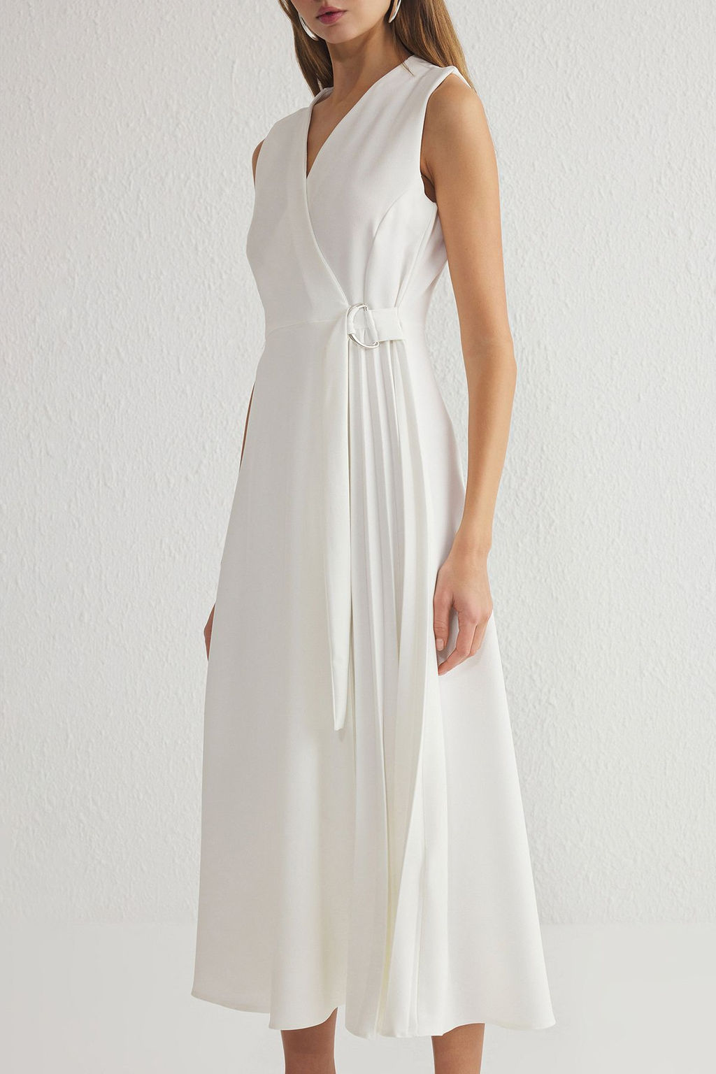 TRENDYOLMILLA Siyah Etegi Belden Ac?lan Aksesuar Detayl? Piliseli Midi Dokuma Elbise TWOSS25EL00143  фото 4