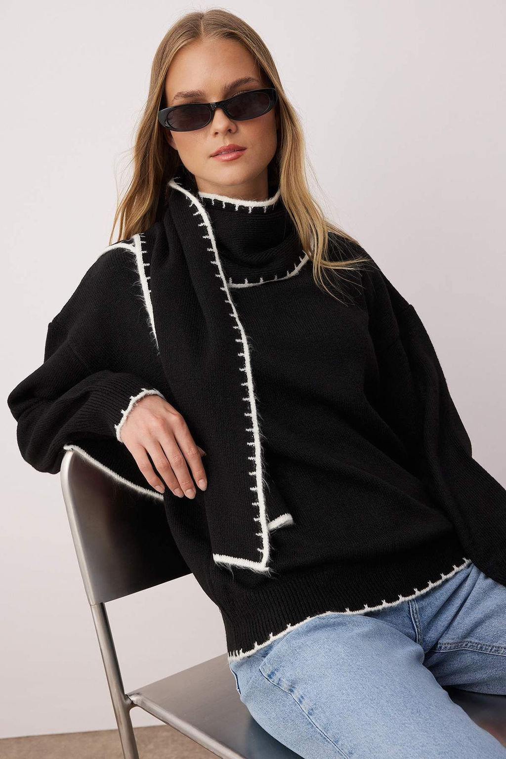 Siyah Yumusak Dokulu Genis Kal?p Sal Aksesuarl? Triko Kazak TWOAW26KZ00155