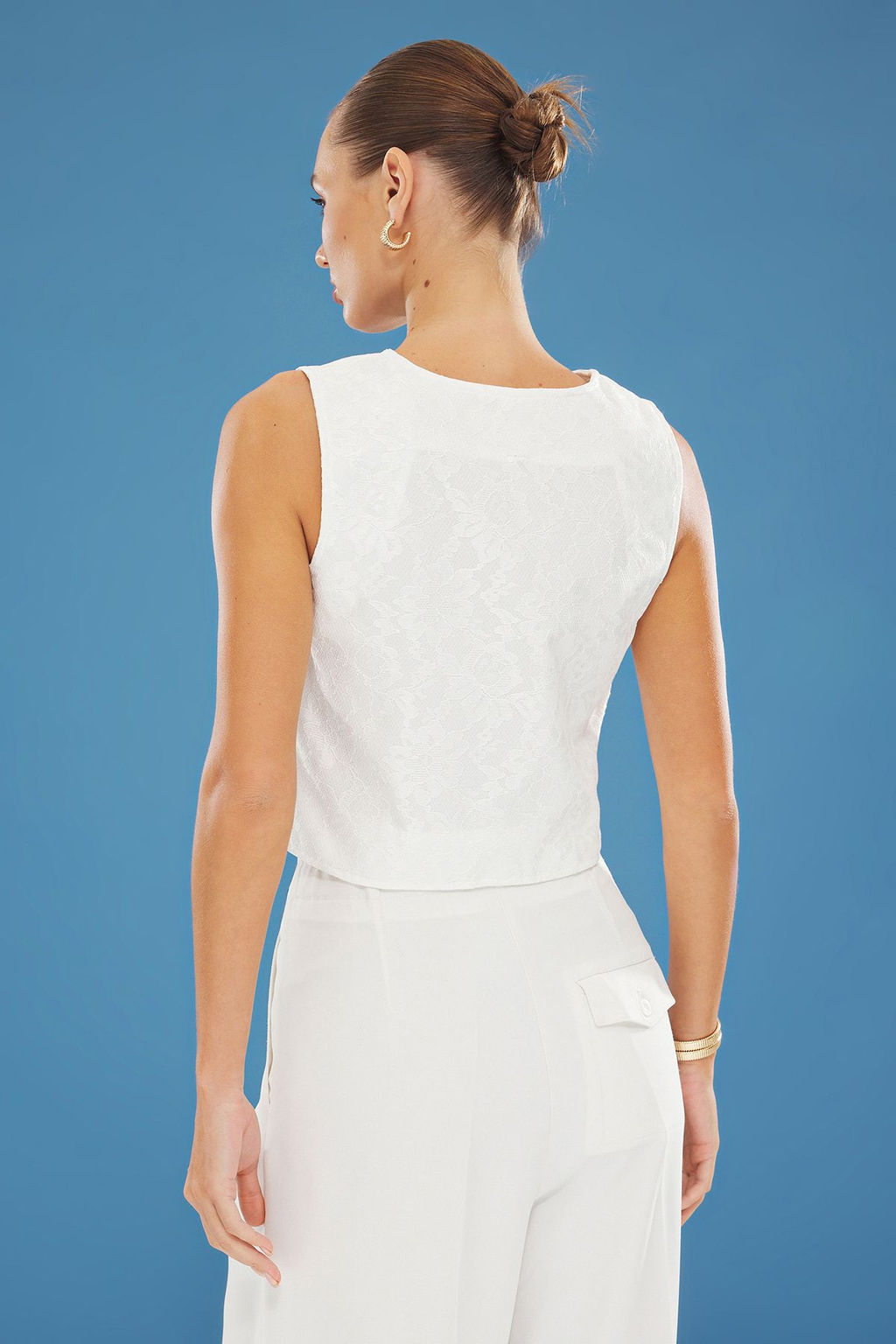 TRENDYOLMILLA Beyaz Fitted V Yaka Dantel Detayl? Crop Dokuma Yelek TWOSS25YE00040 фото 5