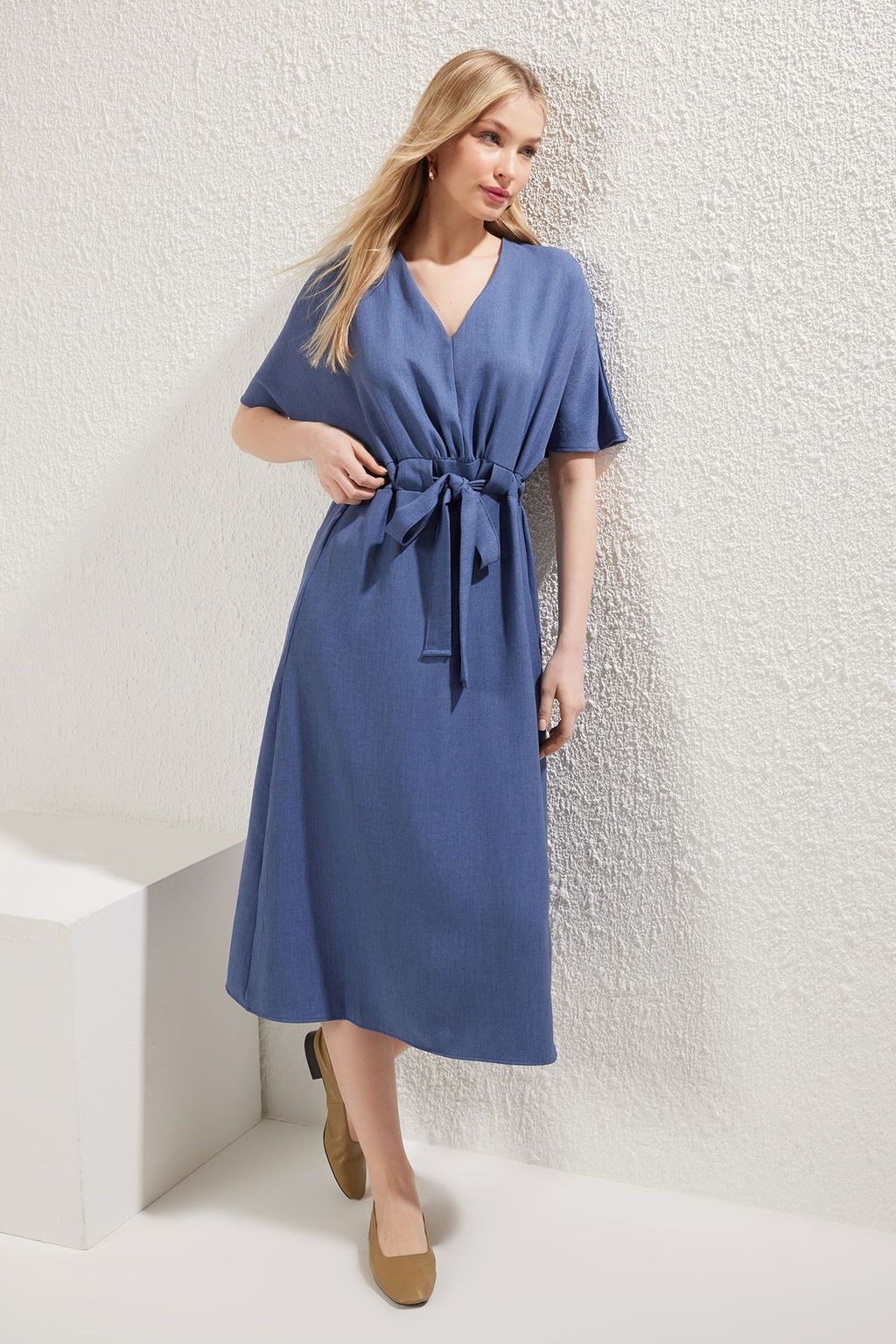 TRENDYOLMILLA Turuncu Baglama Detayl? A Kesim V Yaka Midi Dokuma Elbise TWOSS23EL01543  фото 26