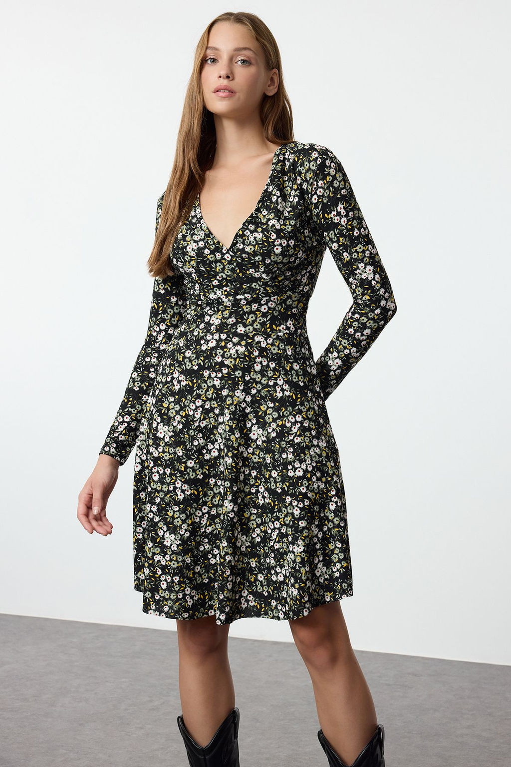 TRENDYOLMILLA Siyah Cicekli Midi Bask?l? Maxi Kruvaze Skater/Belden Ac?lan Esnek Orme Elbise TWOAW25EL00283  фото 2